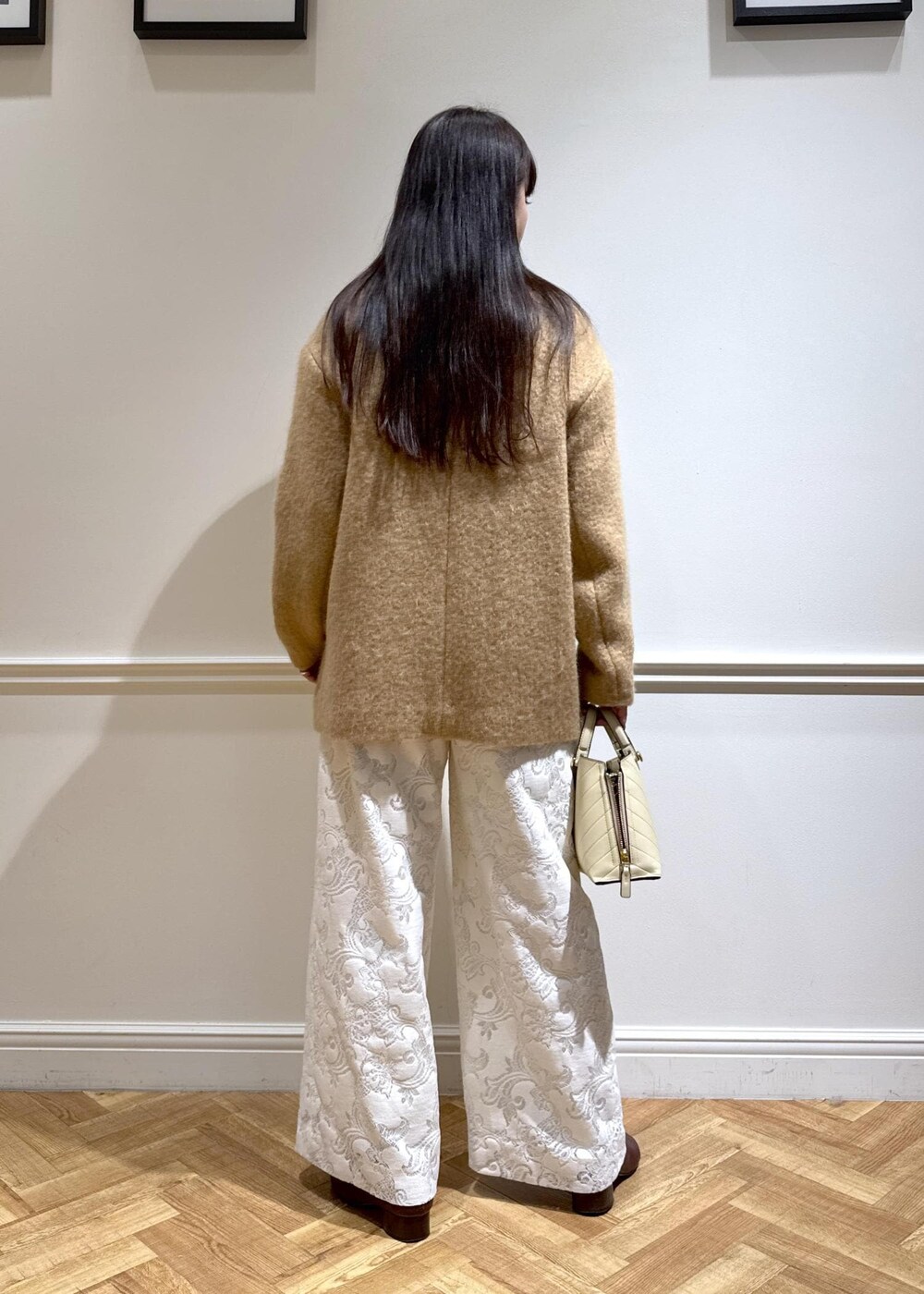 ホワイト系のカーディガン/ボレロ、ベージュ系のその他アウター、ホワイト系のその他パンツを着用したレディースの秋コーディネートの5枚目の写真