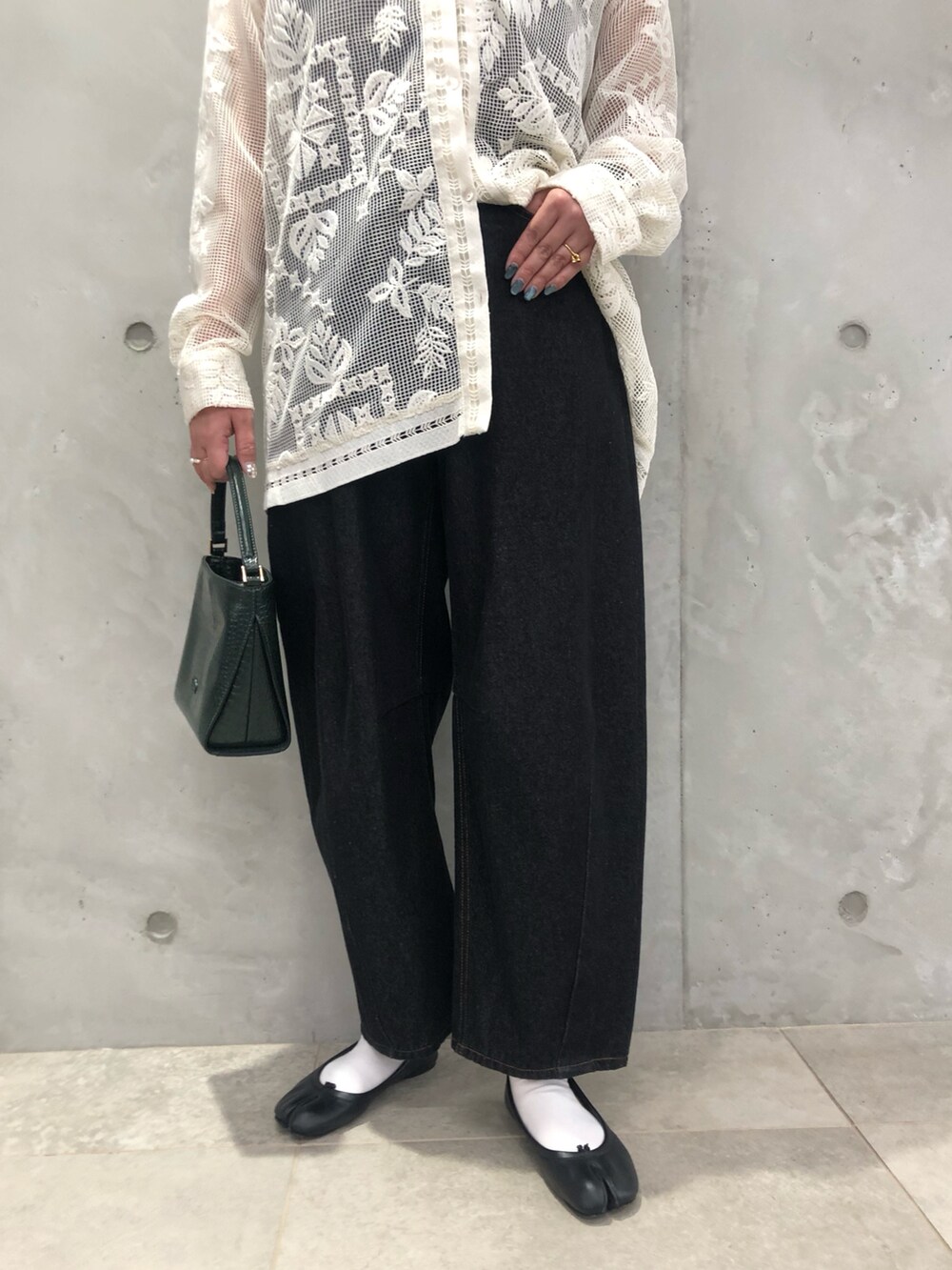「大人カジュアル、お出かけコーデ、カジュアルコーデ、デニムパンツ、骨格ストレート、デニム、きれいめカジュアル、シンプルコーデ、休日スタイル」｜「entre'e ROPE'の【ZOZOTOWN限定】カーブデニム／XS～Lサイズ展開（デニムパンツ、ブラック系）」を使った、yamaさん（レディース・163cm）の秋コーディネートの2枚目の写真