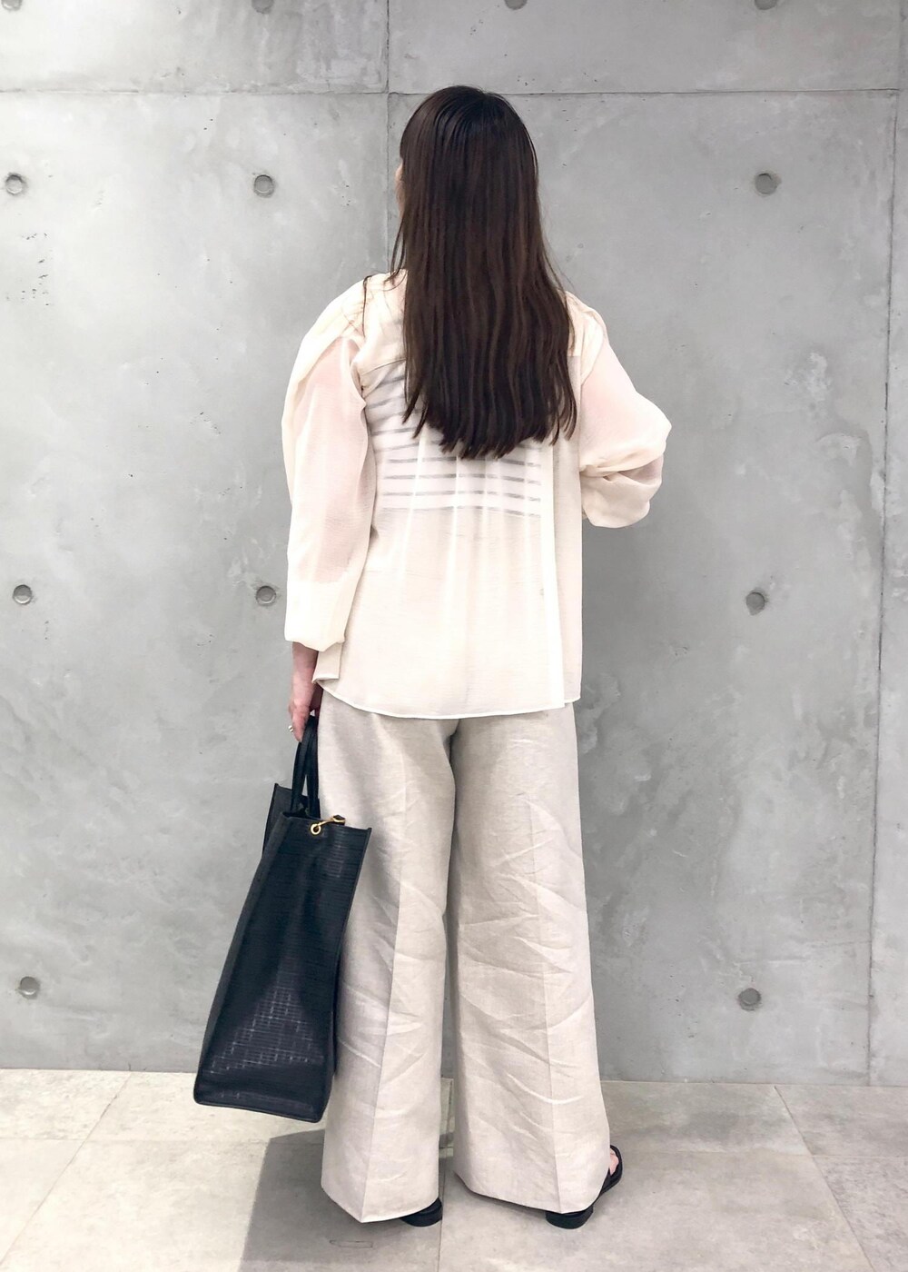 「ブラック、ベージュ、セットアップ、シアー、アイボリー、ボーダー、タンクトップ、パンツ、ワイド、サンダル、フラット、雑誌掲載、ROPÉ、A4、通勤バッグ」｜「ROPE'のAmelia Sandal （アメリア サンダル）【メディア掲載】（サンダル、ブラック系）」を使った、yamaさん（レディース・163cm）の春コーディネートの3枚目の写真