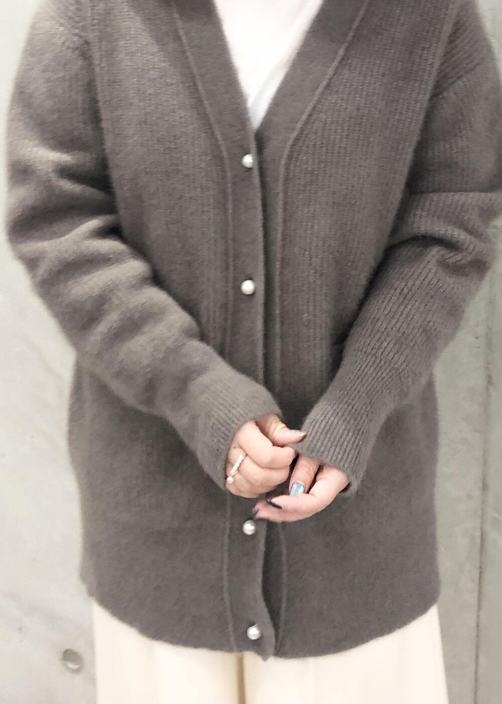 「パール釦、ロペアール、ブラウン、ニット、ホワイト、パンツ、ワイド、Knit 2023、ROPÉ、カーディガン、フラットシューズ、ストール、通勤、オフィスカジュアル、お出かけ」｜「ROPE'の【雑誌掲載】RPフォルドロックメタルフラップショルダー（ショルダーバッグ、ブラウン系）」を使った、yamaさん（レディース・163cm）の秋コーディネートの4枚目の写真