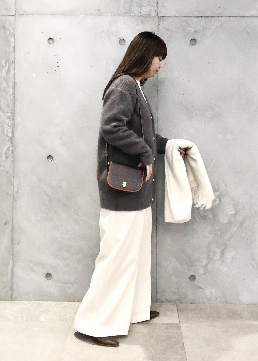「パール釦、ロペアール、ブラウン、ニット、ホワイト、パンツ、ワイド、Knit 2023、ROPÉ、カーディガン、フラットシューズ、ストール、通勤、オフィスカジュアル、お出かけ」｜「ROPE'の【雑誌掲載】RPフォルドロックメタルフラップショルダー（ショルダーバッグ、ブラウン系）」を使った、yamaさん（レディース・163cm）の秋コーディネートの2枚目の写真