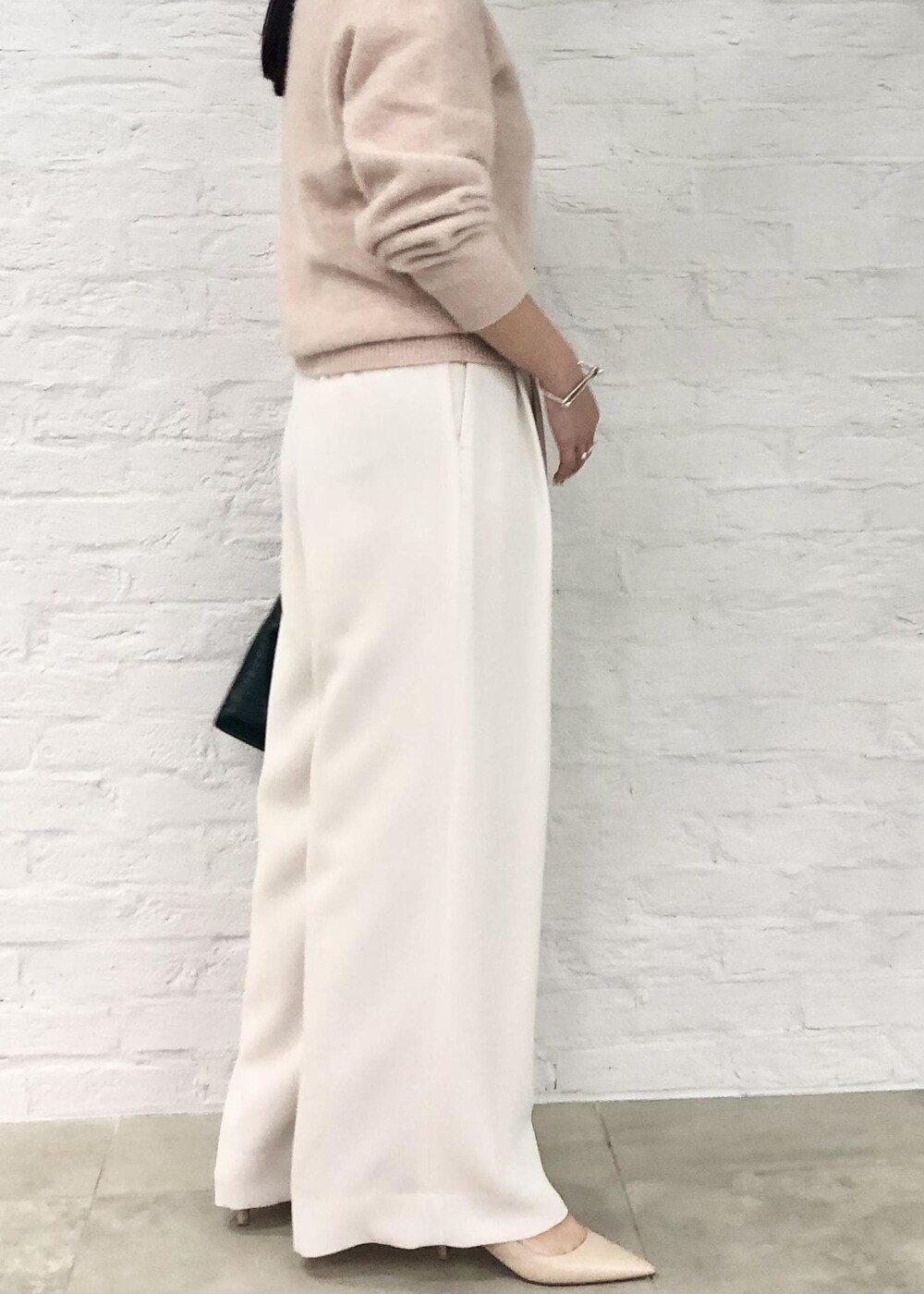 「ロペアール、ニット、長袖、ピンク、ホワイト、パンツ、ワイド、パンプス、Knit 2023、ROPÉ、通勤、オフィスカジュアル、きれいめカジュアル、お出かけ、大人カジュアル」｜「ROPE'の【R（ロペ アール）】 K10 アコヤパール1粒リング（リング、ゴールド系）」を使った、yamaさん（レディース・163cm）の秋コーディネートの3枚目の写真