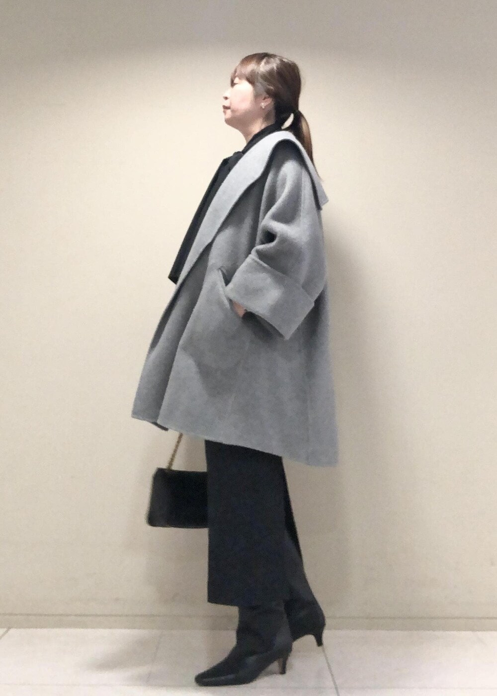 「神崎恵さんコラボ、ブラック、チェーン、チェーンバッグ、グレー、コート、スカート、タイトスカート、ブーツ、ヒール、神崎さんコラボ、Winter Coat 2023、ROPÉ、シャツ・ブラウス、冬コート」|「ROPE'の【神崎恵さんコラボ】フクレジャカードストレッチタイトスカート(スカート、ブラック系)」を使った、yamaさん(レディース・163cm)の秋コーディネートの2枚目の写真