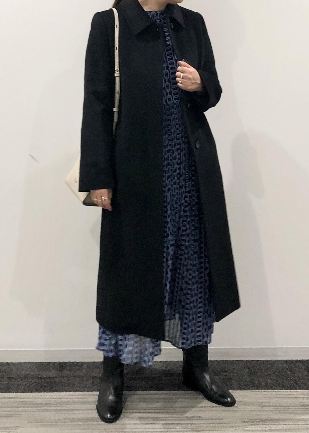 「ブラック、ブルー、ITALY、シャギーコート、アルパカ、ベージュ、ハンドバッグ、ミニ、ワンピース、ブーツ、ROPÉ、23AW秋の新作、通勤、お出かけ、骨格ストレート」｜「ROPE'のBELLANDI SURI ALPACAシャギーコート（ステンカラーコート、ブラック系）」を使った、yamaさん（レディース・163cm）の夏コーディネートの2枚目の写真