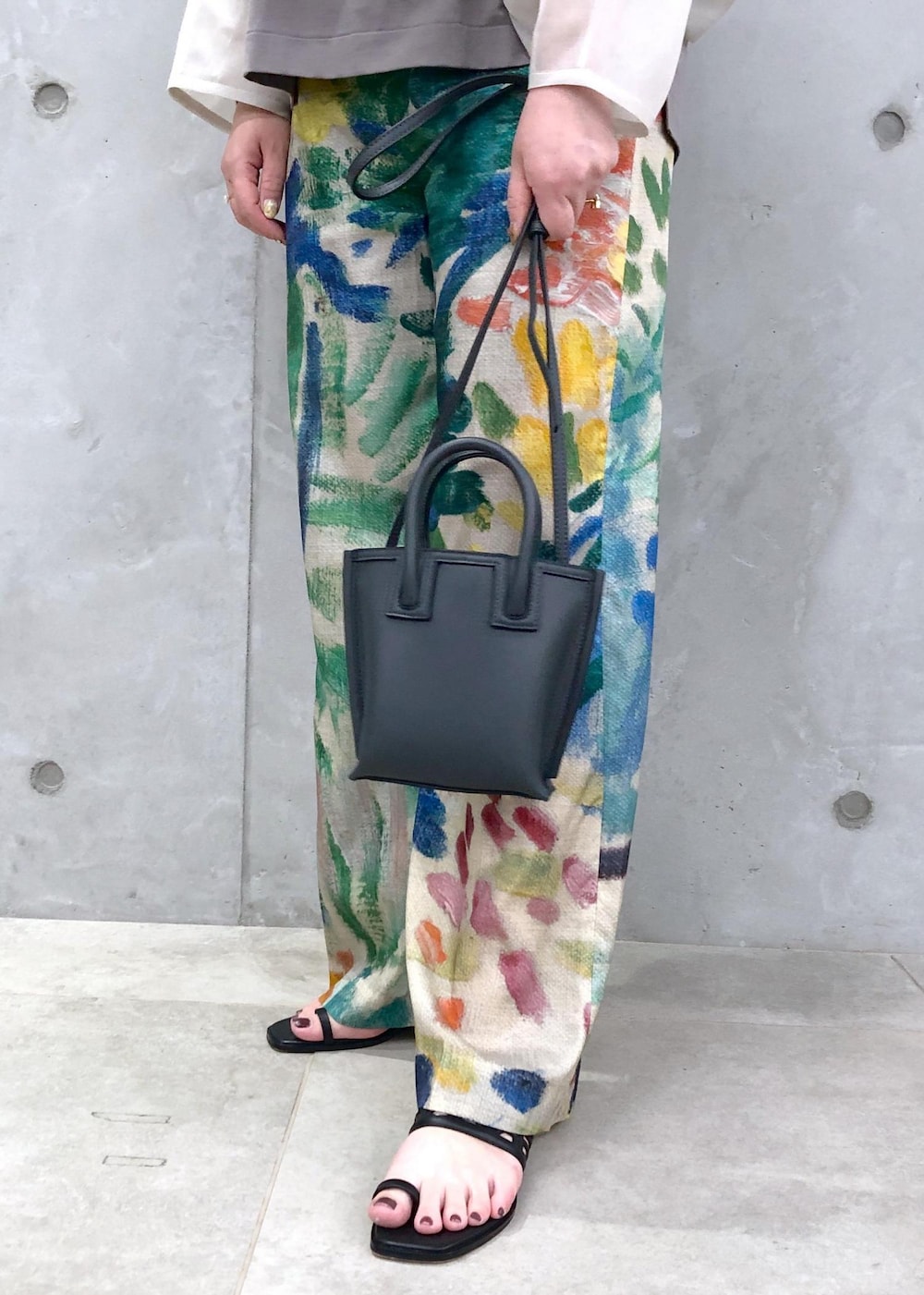 「マティス、ROPÉ、ÉPOR、ミニバッグ、24SS夏の新作、ブルベ、骨格ストレート、インスタライブ着用、通勤、オフィスカジュアル、お出かけ、きれいめカジュアル、大人カジュアル、WEB限定、カーディガン」｜「ROPE'のAmelia Sandal （アメリア サンダル）【メディア掲載】（サンダル、ブラック系）」を使った、yamaさん（レディース・163cm）の春コーディネートの3枚目の写真