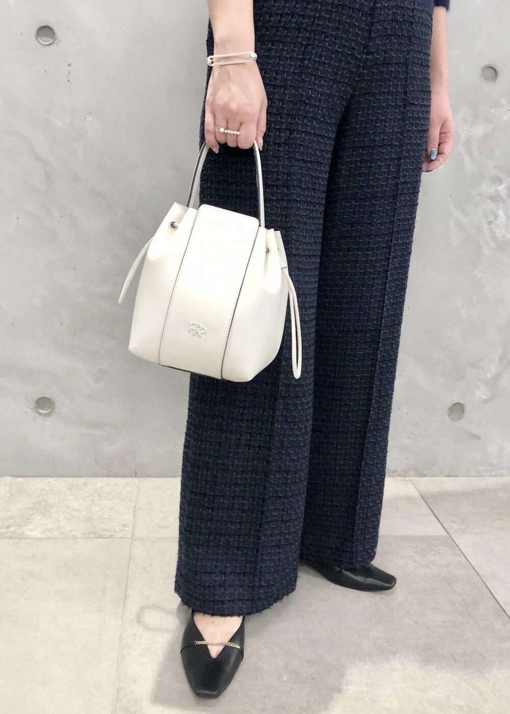 「ロペアール、ツィード、フォックス、カシミヤ、プルオーバー、ニット、長袖、ネイビー、パンツ、ストレート、パンプス、フラット、Knit 2023、ROPÉ、フラットシューズ」｜「ROPE'の【R（ロペ アール）】 K10 アコヤパール1粒リング（リング、ゴールド系）」を使った、yamaさん（レディース・163cm）の秋コーディネートの3枚目の写真