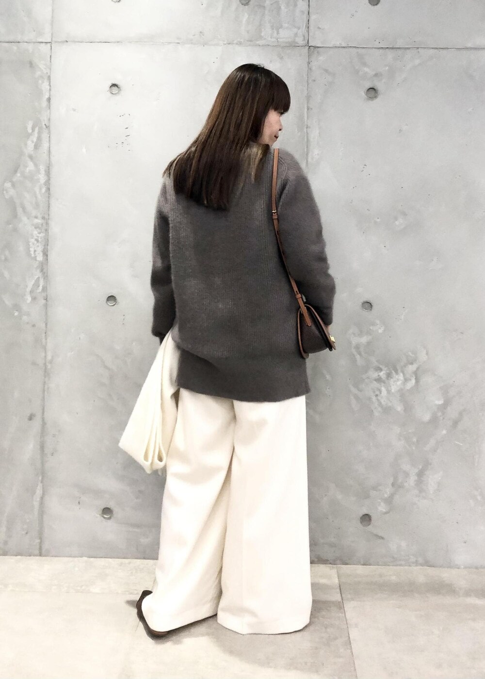 「パール釦、ロペアール、ブラウン、ニット、ホワイト、パンツ、ワイド、Knit 2023、ROPÉ、カーディガン、フラットシューズ、ストール、通勤、オフィスカジュアル、お出かけ」｜「ROPE'の【雑誌掲載】RPフォルドロックメタルフラップショルダー（ショルダーバッグ、ブラウン系）」を使った、yamaさん（レディース・163cm）の秋コーディネートの3枚目の写真