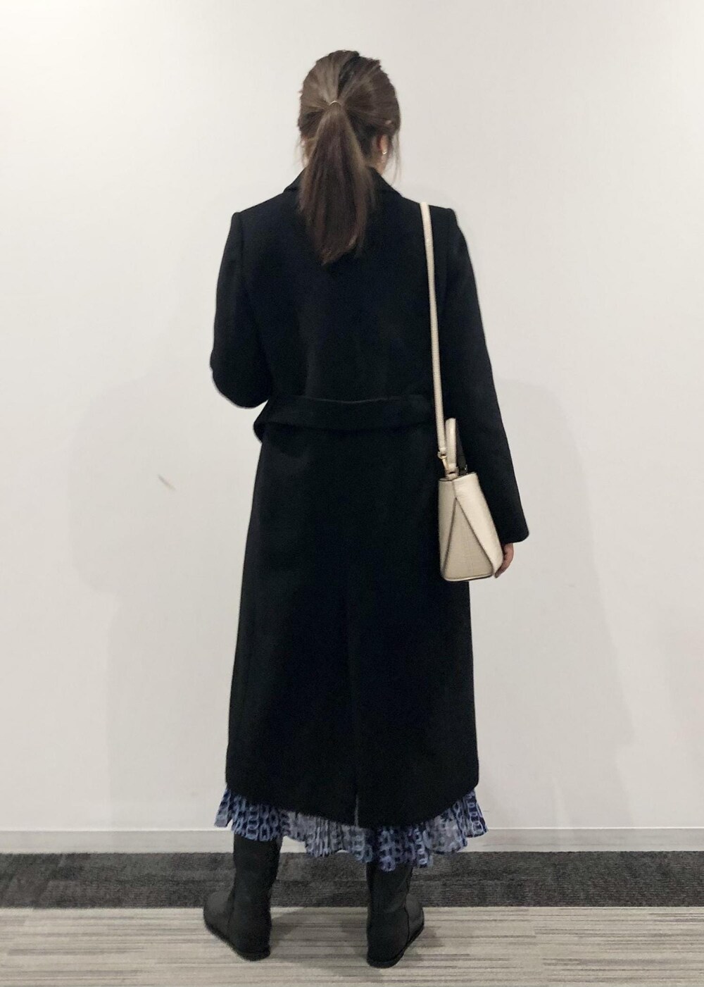 「ブラック、ブルー、ITALY、シャギーコート、アルパカ、ベージュ、ハンドバッグ、ミニ、ワンピース、ブーツ、ROPÉ、23AW秋の新作、通勤、お出かけ、骨格ストレート」｜「ROPE'のBELLANDI SURI ALPACAシャギーコート（ステンカラーコート、ブラック系）」を使った、yamaさん（レディース・163cm）の夏コーディネートの6枚目の写真