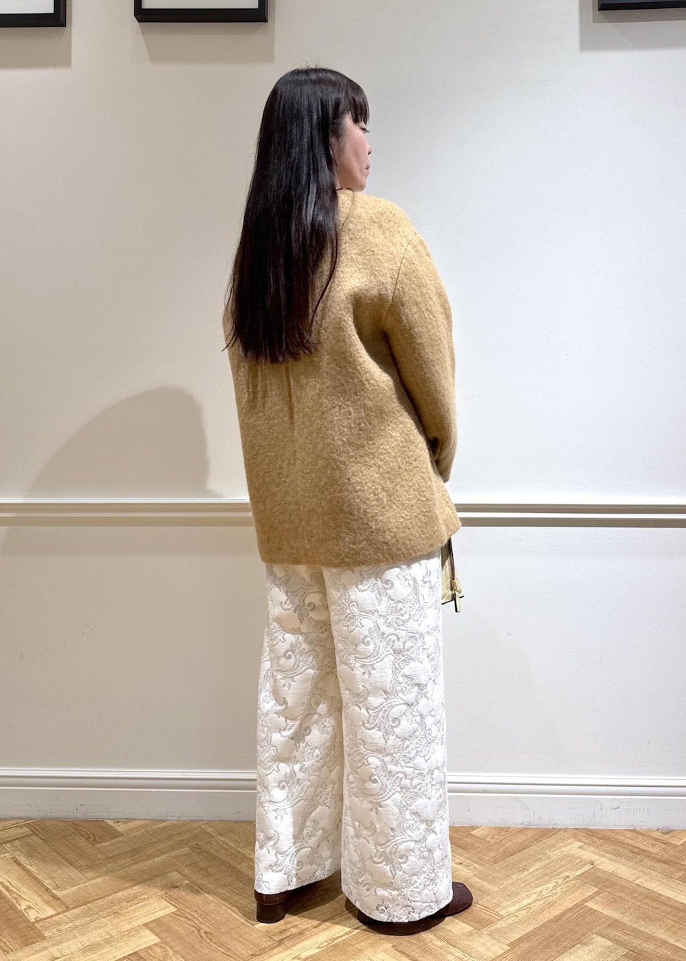 ホワイト系のカーディガン/ボレロ、ベージュ系のその他アウター、ホワイト系のその他パンツを着用したレディースの秋コーディネートの2枚目の写真