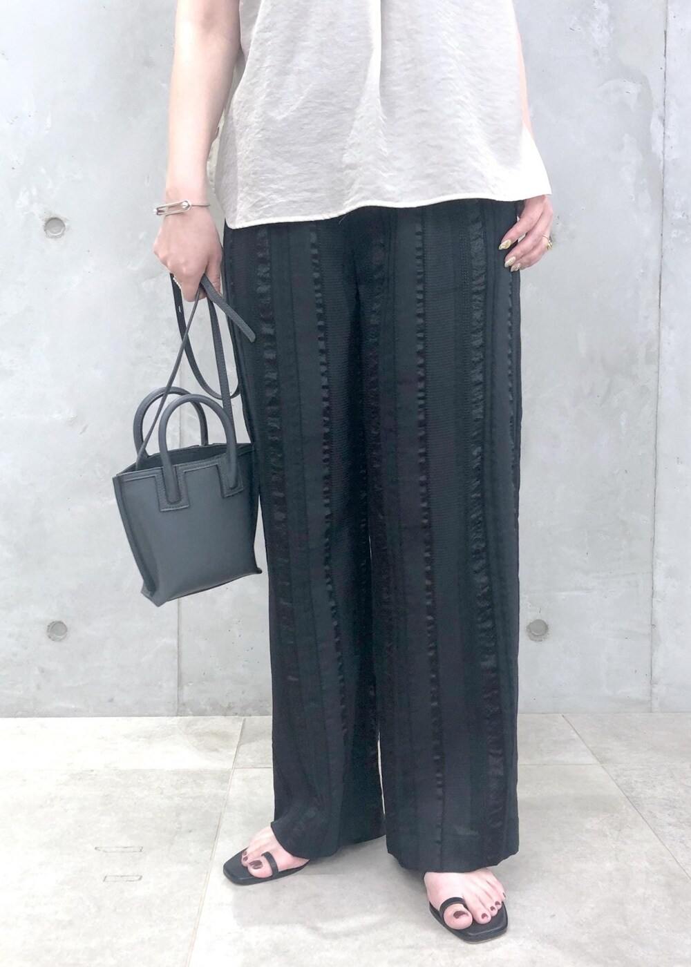 「ブラック、ミニ、ベージュ、ブラウス、シアー、パンツ、サンダル、ROPÉ、ÉPOR、Ree、ミニバッグ、24SS夏の新作、骨格ストレート、オフィスカジュアル、お出かけ」｜「ROPE'のAmelia Sandal （アメリア サンダル）【メディア掲載】（サンダル、ブラック系）」を使った、yamaさん（レディース・163cm）の夏コーディネートの4枚目の写真