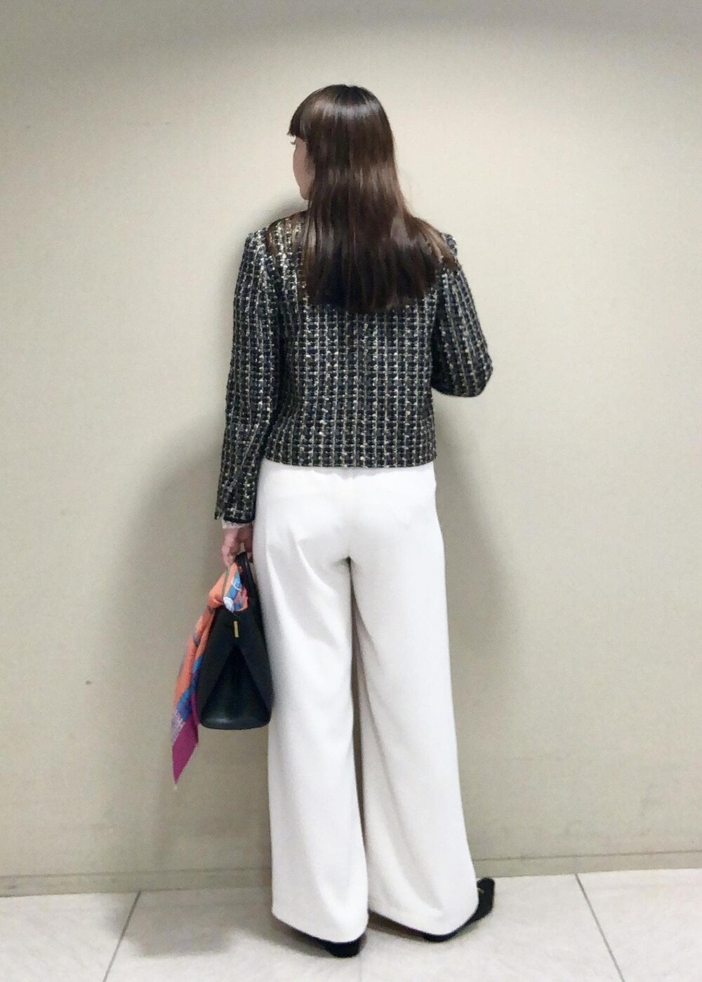 「otonaMUSE、セミワイド、レース、スカーフ、ブラック、ホワイト、ツイード、パンツ、ワイド、ROPÉ、カットソー、ジャケット、23AW秋の新作、通勤、お出かけ」｜「ROPE'のサイドメタルミドルトート（トートバッグ、ブラック系）」を使った、yamaさん（レディース・163cm）の秋コーディネートの4枚目の写真
