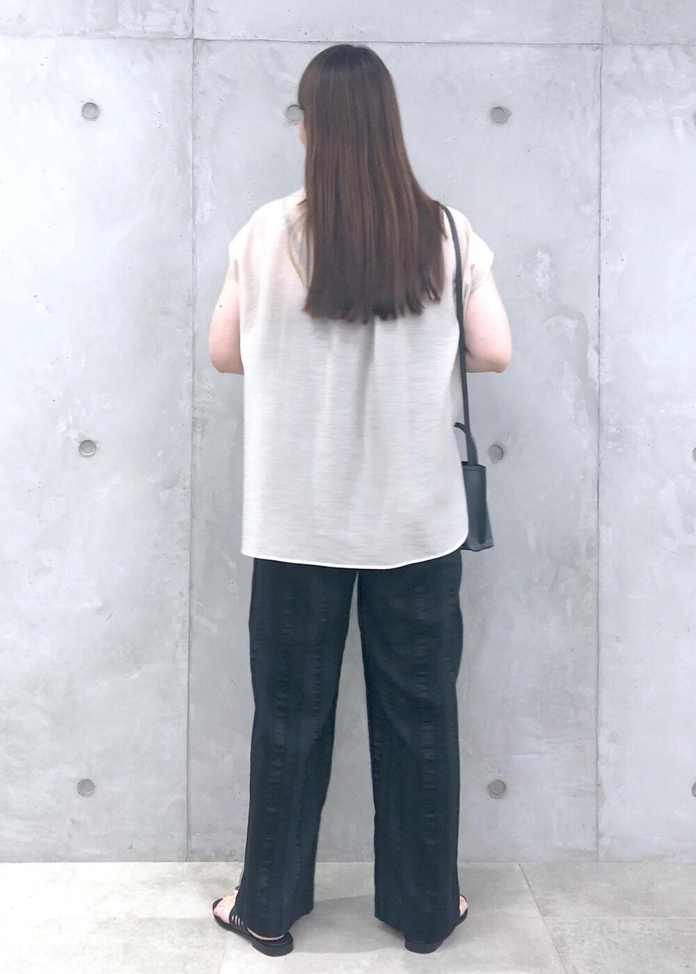 「ブラック、ミニ、ベージュ、ブラウス、シアー、パンツ、サンダル、ROPÉ、ÉPOR、Ree、ミニバッグ、24SS夏の新作、骨格ストレート、オフィスカジュアル、お出かけ」｜「ROPE'のAmelia Sandal （アメリア サンダル）【メディア掲載】（サンダル、ブラック系）」を使った、yamaさん（レディース・163cm）の夏コーディネートの5枚目の写真