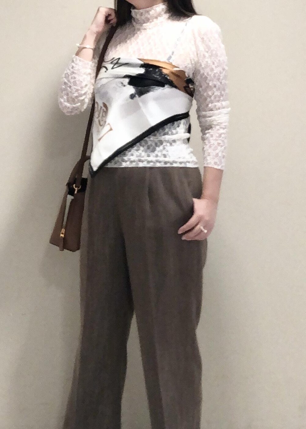 「ミニバッグ、レース、ブラウン、ホワイト、洗える、ブラック、ROPÉ、ÉPOR、Y BAG、カットソー、パンツ、23AW秋の新作、通勤、お出かけ、骨格ストレート」｜「ROPE'のロートレックグラフィカルシルクスカーフ/Lサイズ（バンダナ/スカーフ、ブラック系）」を使った、yamaさん（レディース・163cm）の夏コーディネートの4枚目の写真