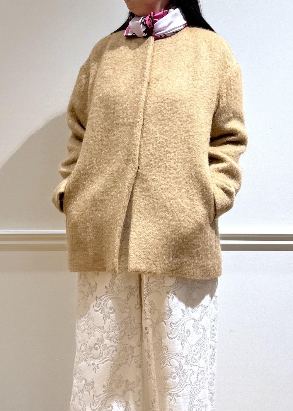 ホワイト系のカーディガン/ボレロ、ベージュ系のその他アウター、ホワイト系のその他パンツを着用したレディースの秋コーディネートの6枚目の写真