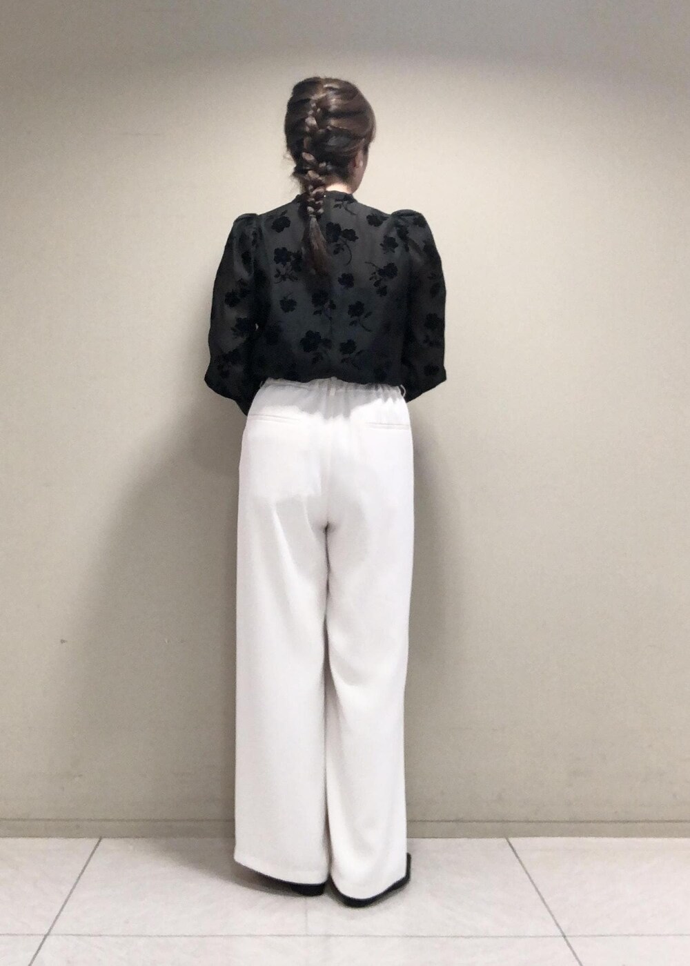 「セミワイド、雑誌掲載、ブラック、チェーンバッグ、長袖、ブラウス、シアー、ホワイト、パンツ、ワイド、ハイウエスト、ROPÉ、シャツ・ブラウス、フラットシューズ、アクセサリー」｜「ROPE'の【MITAKE BUTTON】モチーフイヤリング（イヤリング、ホワイト系）」を使った、yamaさん（レディース・163cm）の秋コーディネートの3枚目の写真
