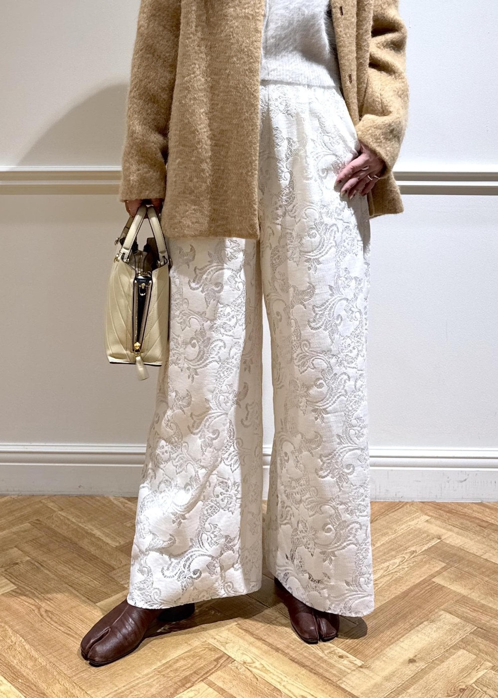 ホワイト系のカーディガン/ボレロ、ベージュ系のその他アウター、ホワイト系のその他パンツを着用したレディースの秋コーディネートの3枚目の写真