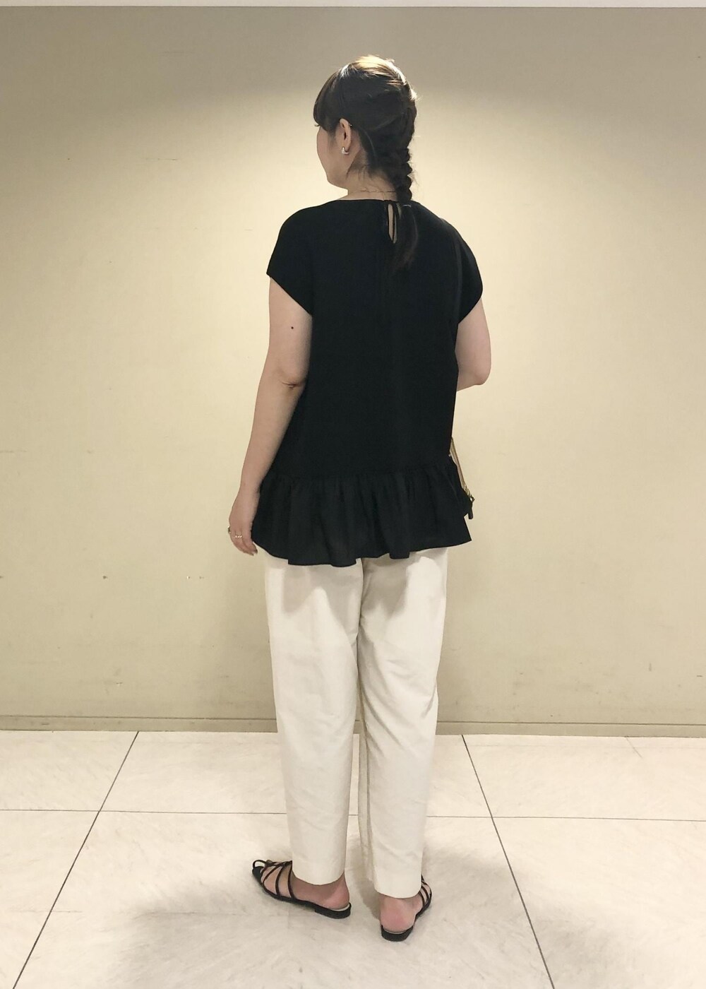 「ロペアール、フリル、ブラック、ホワイト、ニット、ROPÉ、ÉPOR、Y BAG、MONOGRAM BAG、夏トップス、カットソー、パンツ、セール、23SS夏の新作、三尋木さんコラボ_23'Summer」｜「ROPE'のミラノリブ×デシンコンビフレンチスリーブブルオーバー（Tシャツ/カットソー、ブラック系）」を使った、yamaさん（レディース・163cm）の夏コーディネートの4枚目の写真