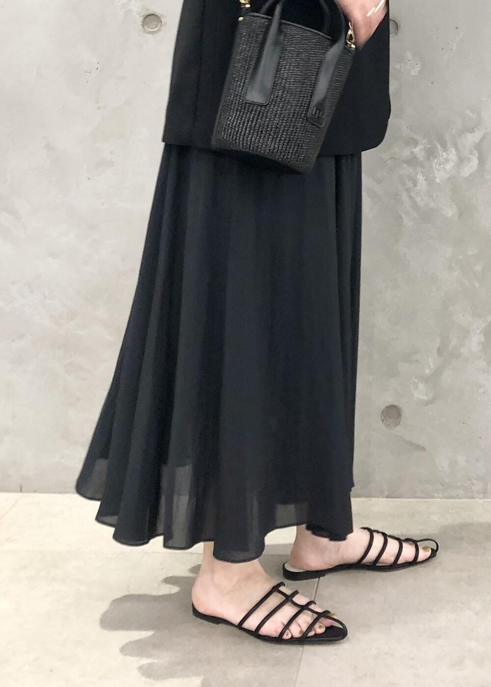 「ハーフスリーブ、麻、ミニバッグ、ブラック、ジャケット、セットアップ、ワンピース、フレア、サンダル、ROPÉ、スカート、23SS夏の新作、通勤、雨の日、骨格ストレート」｜「ROPE'のナローストラップフラットサンダル（サンダル、ブラック系）」を使った、yamaさん（レディース・163cm）の春コーディネートの2枚目の写真