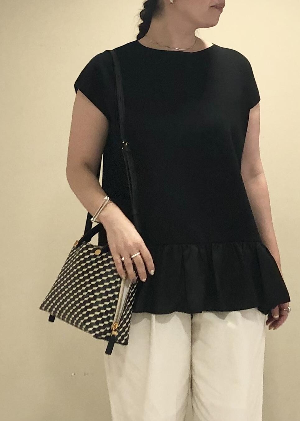 「ロペアール、フリル、ブラック、ホワイト、ニット、ROPÉ、ÉPOR、Y BAG、MONOGRAM BAG、夏トップス、カットソー、パンツ、セール、23SS夏の新作、三尋木さんコラボ_23'Summer」｜「ROPE'のミラノリブ×デシンコンビフレンチスリーブブルオーバー（Tシャツ/カットソー、ブラック系）」を使った、yamaさん（レディース・163cm）の夏コーディネートの2枚目の写真