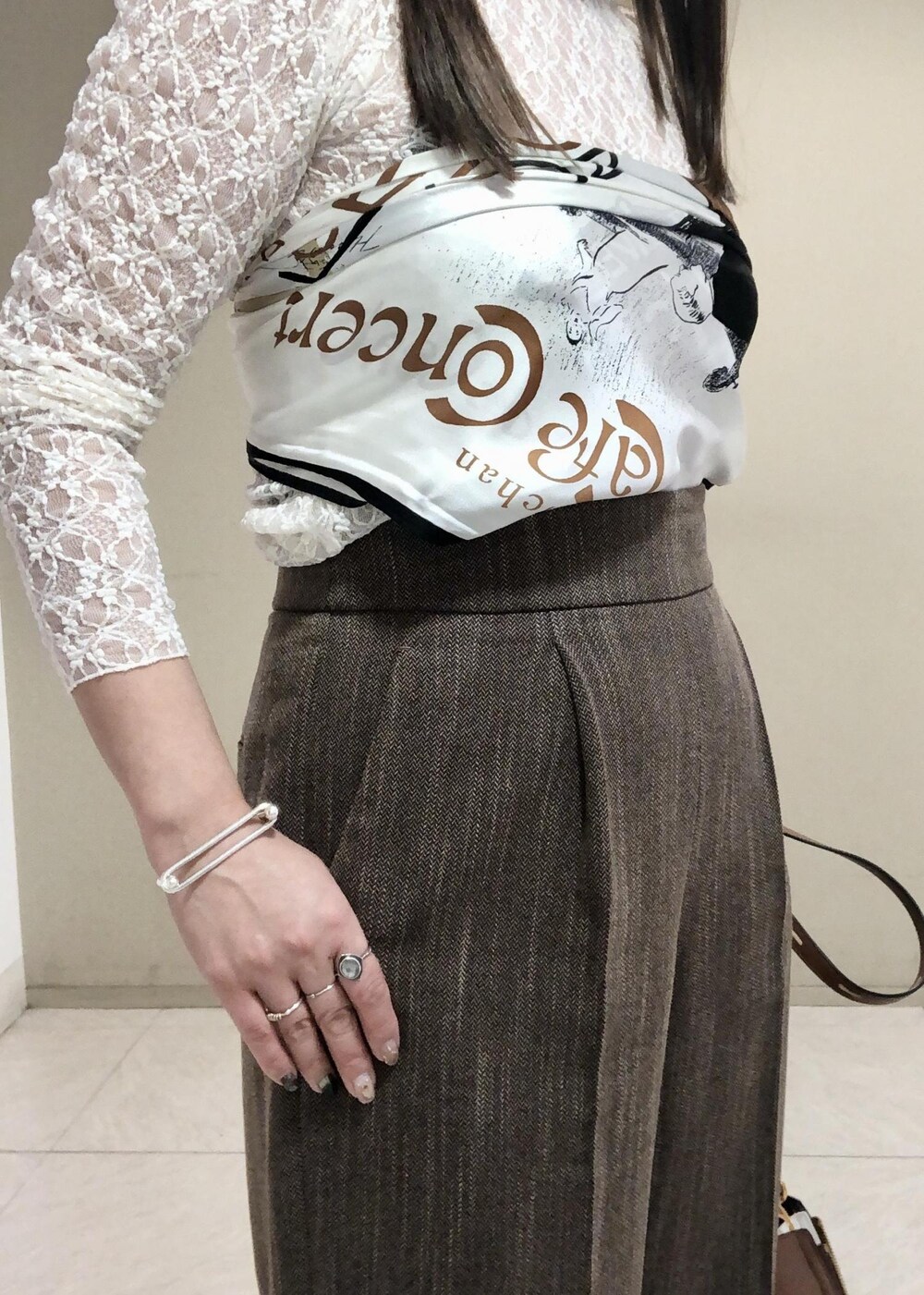 「ミニバッグ、レース、ブラウン、ホワイト、洗える、ブラック、ROPÉ、ÉPOR、Y BAG、カットソー、パンツ、23AW秋の新作、通勤、お出かけ、骨格ストレート」｜「ROPE'のロートレックグラフィカルシルクスカーフ/Lサイズ（バンダナ/スカーフ、ブラック系）」を使った、yamaさん（レディース・163cm）の夏コーディネートの3枚目の写真