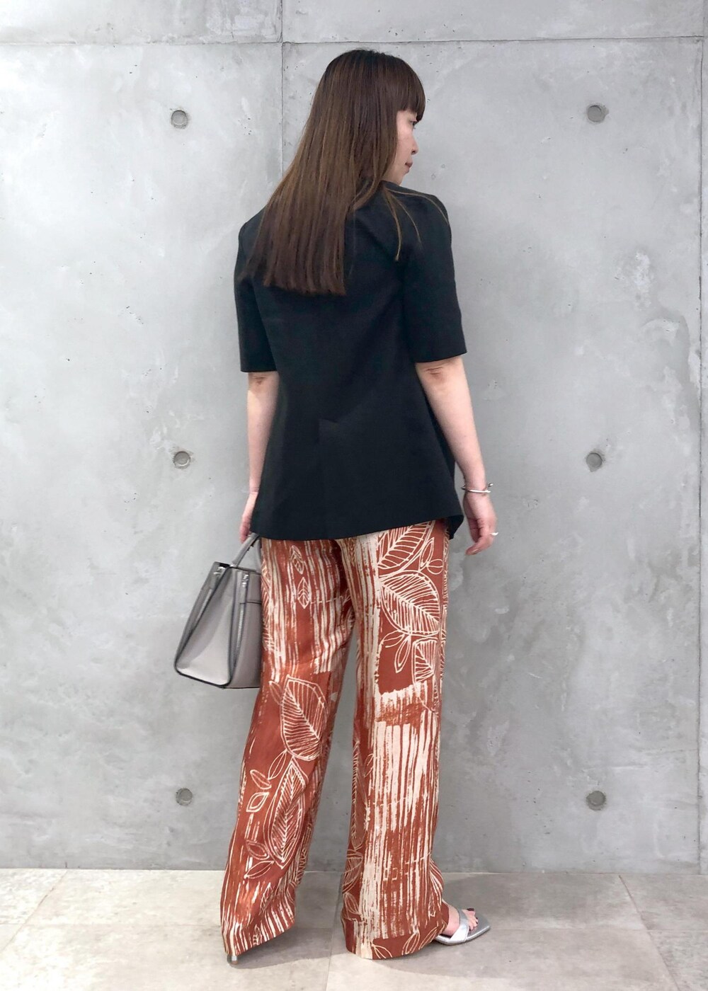 「ブラウン、ボタニカル、IPEKAR、W BAG、通勤バッグ、ミニバッグ、24SS夏の新作、ブルベ、骨格ストレート、通勤、オフィスカジュアル、お出かけ、きれいめ、洗える、夏」｜「E'PORの【24SS】【E'POR】W BAG Medium（ハンドバッグ、グレー系）」を使った、yamaさん（レディース・163cm）の夏コーディネートの4枚目の写真