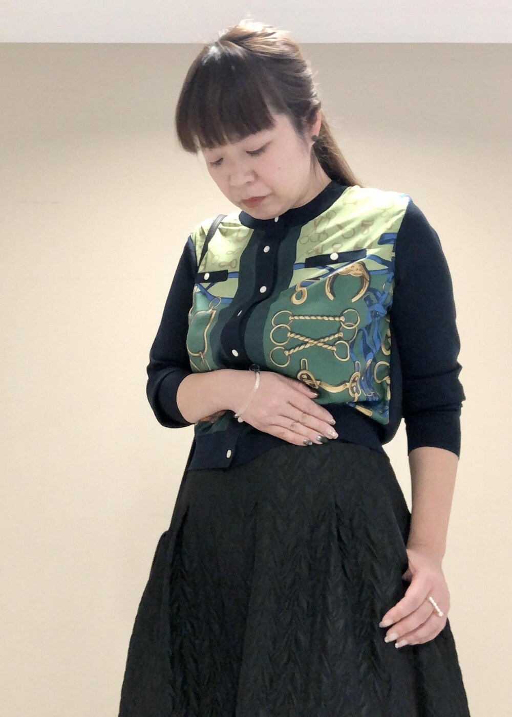 「ジャガード、グリーン、ネイビー、ブラック、ミニバッグ、ソックス、ROPÉ、スカート、カーディガン、スカーフ柄、23AW秋の新作、通勤、お出かけ、骨格ストレート、ブルベ」｜「ROPE'のリアルレザーチェーンモチーフフラットパンプス（パンプス、ブラック系）」を使った、yamaさん（レディース・163cm）の秋コーディネートの3枚目の写真