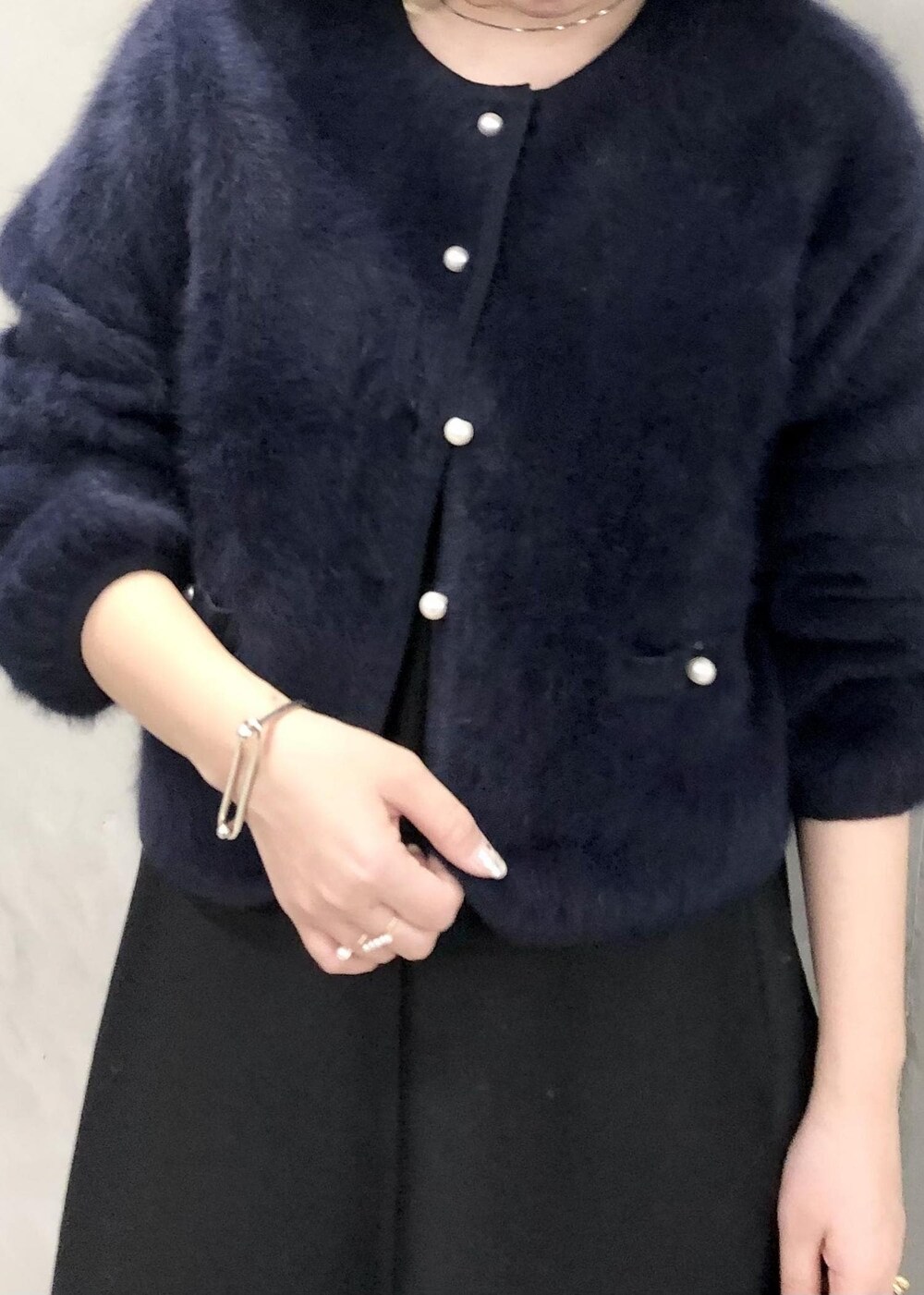 「ネイビー、フォックス、カシミヤ、ロペアール、ブラック、ニット、カーディガン、ショート、ブーツ、Knit 2023、ROPÉ、ワンピース、ジャンパースカート、ロングブーツ、アクセサリー」｜「ROPE'の【R（ロペ アール）】 K10 アコヤパール1粒リング（リング、ゴールド系）」を使った、yamaさん（レディース・163cm）の秋コーディネートの4枚目の写真