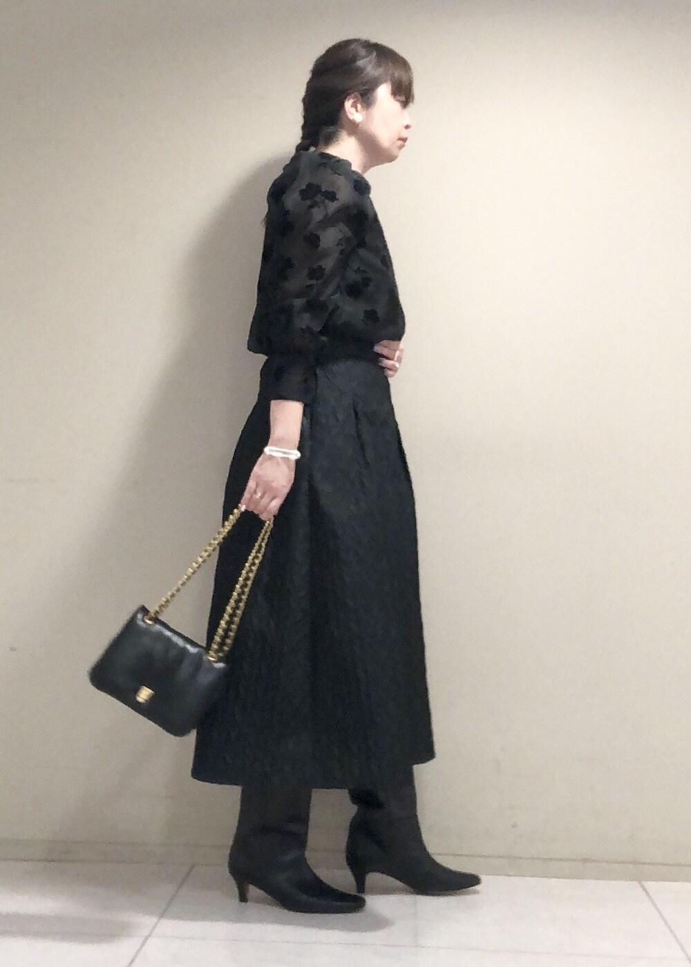 「パフスリーブ、フロッキー、ブラック、チェーンバッグ、長袖、ブラウス、シアー、スカート、フレアスカート、ブーツ、ROPÉ、シャツ・ブラウス、ロングブーツ、アクセサリー、お出かけ」｜「ROPE'の【MITAKE BUTTON】モチーフイヤリング（イヤリング、ホワイト系）」を使った、yamaさん（レディース・163cm）の秋コーディネートの2枚目の写真