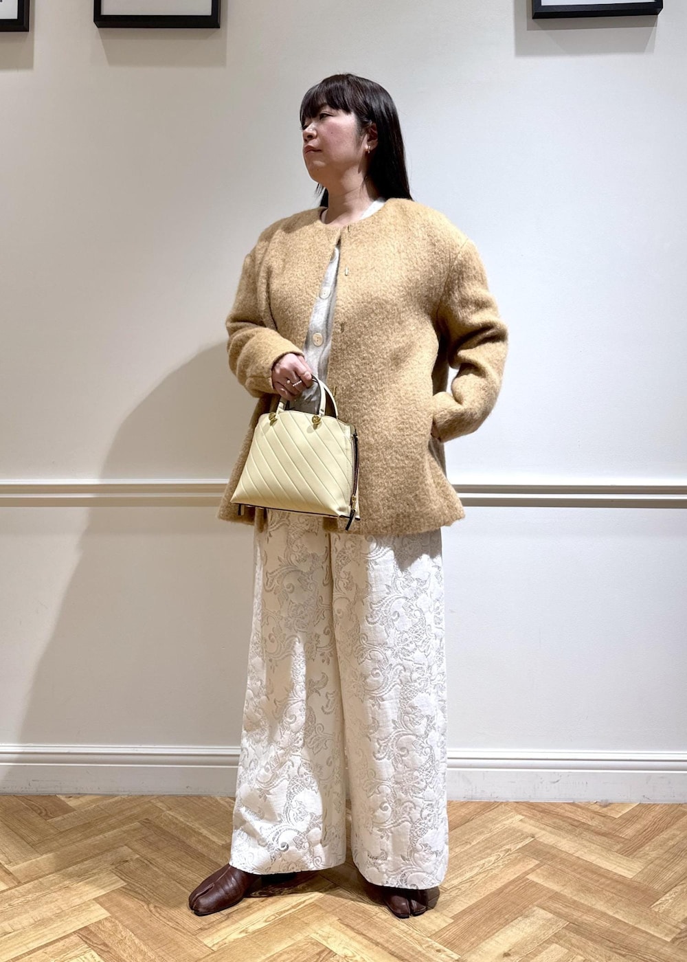ホワイト系のカーディガン/ボレロ、ベージュ系のその他アウター、ホワイト系のその他パンツを着用したレディースの秋コーディネートの7枚目の写真