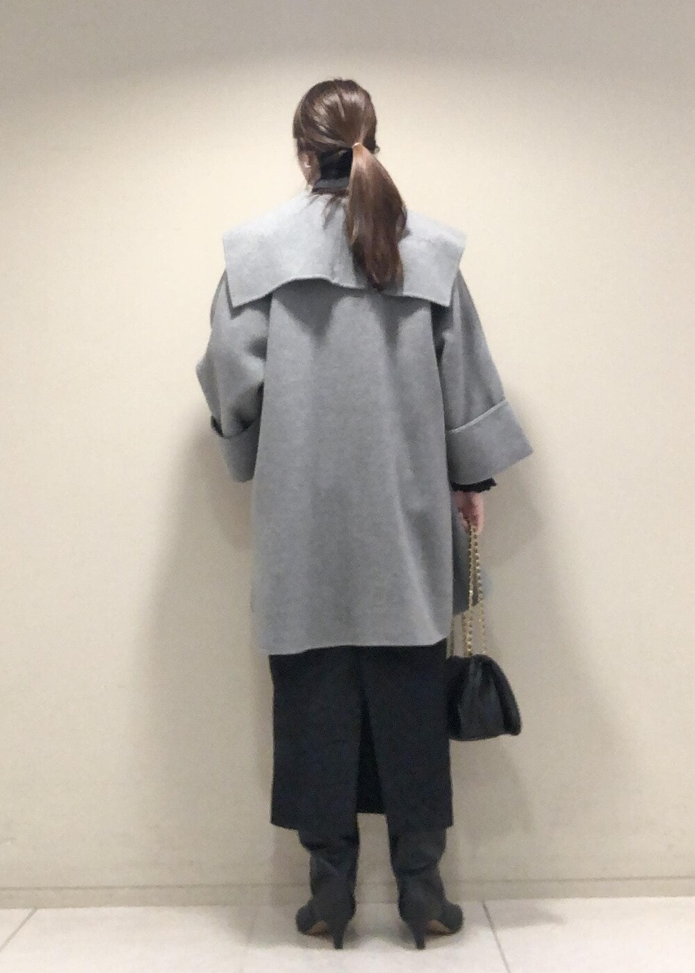 「神崎恵さんコラボ、ブラック、チェーン、チェーンバッグ、グレー、コート、スカート、タイトスカート、ブーツ、ヒール、神崎さんコラボ、Winter Coat 2023、ROPÉ、シャツ・ブラウス、冬コート」|「ROPE'の【神崎恵さんコラボ】フクレジャカードストレッチタイトスカート(スカート、ブラック系)」を使った、yamaさん(レディース・163cm)の秋コーディネートの3枚目の写真