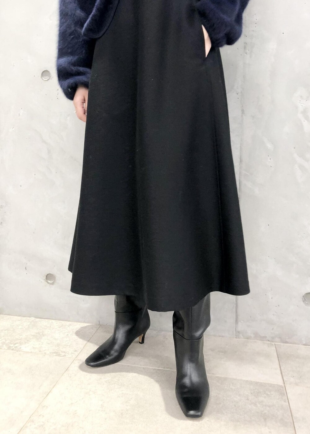 「ネイビー、フォックス、カシミヤ、ロペアール、ブラック、ニット、カーディガン、ショート、ブーツ、Knit 2023、ROPÉ、ワンピース、ジャンパースカート、ロングブーツ、アクセサリー」｜「ROPE'の【R（ロペ アール）】 K10 アコヤパール1粒リング（リング、ゴールド系）」を使った、yamaさん（レディース・163cm）の秋コーディネートの5枚目の写真