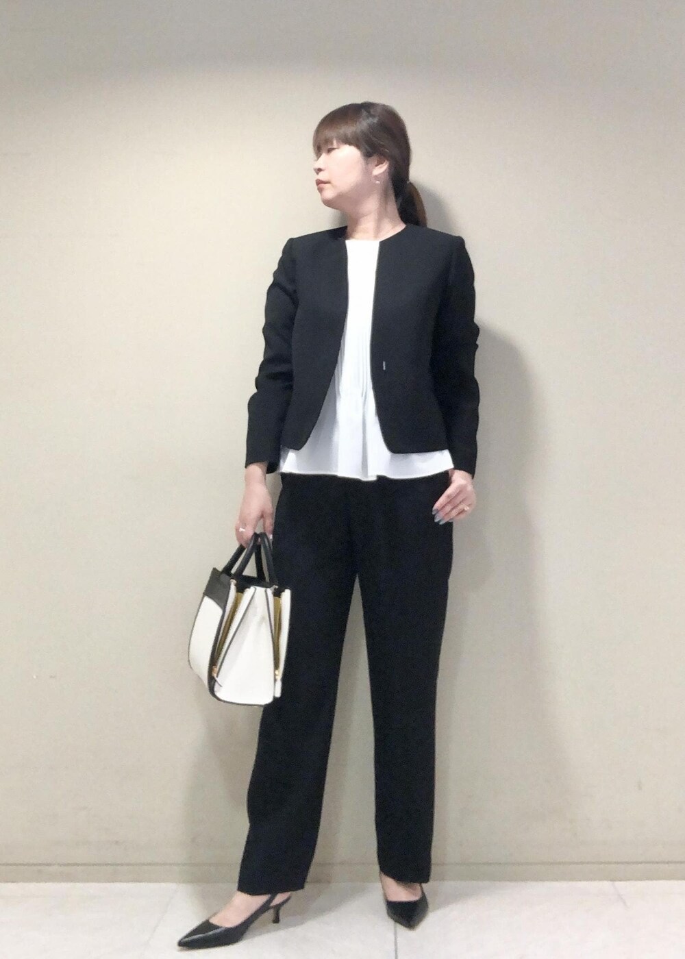 「ROPÉ、ÉPOR、W BAG、シャツ・ブラウス、ジャケット、パンツ、通勤バッグ、通勤、骨格ストレート、ブルベ、セレモニー、スーツ、セットアップ、23AW秋の新作、スタイルアップ」｜「E'PORの【E'POR】W BAG Medium（ハンドバッグ、ホワイト系）」を使った、yamaさん（レディース・163cm）の秋コーディネートの7枚目の写真