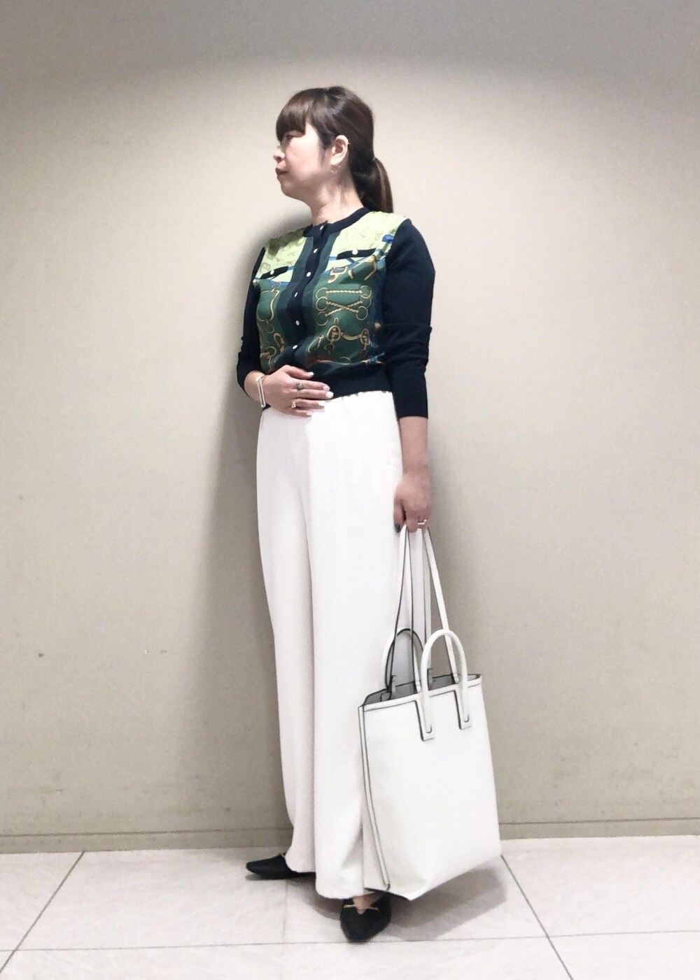 「ROPÉ、ÉPOR、Ree、A4、ニット、カーディガン、パンツ、通勤バッグ、フラットシューズ、スカーフ柄、通勤、オフィスカジュアル、きれいめカジュアル、お出かけ、大人カジュアル」｜「E'PORの【E'POR】【A4対応】【一部直営店舗・WEB限定】LIMITED MODEL Ree Large（リー）【雑誌掲載】（トートバッグ、ホワイト系）」を使った、yamaさん（レディース・163cm）の秋コーディネートの2枚目の写真
