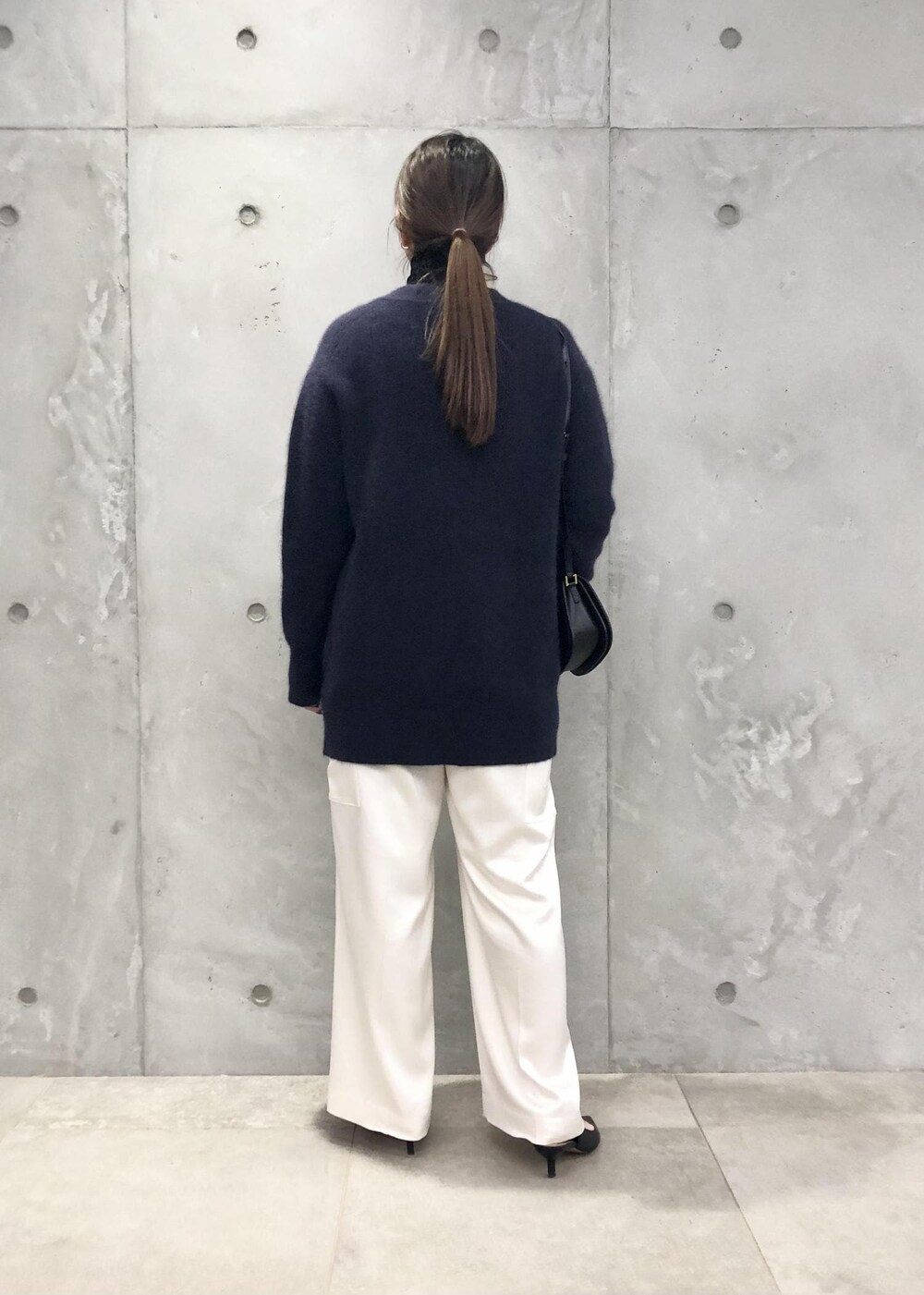 「カーゴパンツ、フォックス、パール釦、ロペアール、サテン、ニット、ネイビー、カーディガン、ホワイト、パンツ、パンプス、Knit 2023、ROPÉ、通勤、オフィスカジュアル」｜「ROPE'のFOX混片畦カーディガン（カーディガン/ボレロ、ブルー系）」を使った、yamaさん（レディース・163cm）の秋コーディネートの4枚目の写真