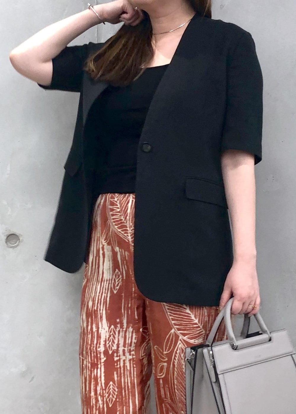 「ブラウン、ボタニカル、IPEKAR、W BAG、通勤バッグ、ミニバッグ、24SS夏の新作、ブルベ、骨格ストレート、通勤、オフィスカジュアル、お出かけ、きれいめ、洗える、夏」｜「E'PORの【24SS】【E'POR】W BAG Medium（ハンドバッグ、グレー系）」を使った、yamaさん（レディース・163cm）の夏コーディネートの5枚目の写真
