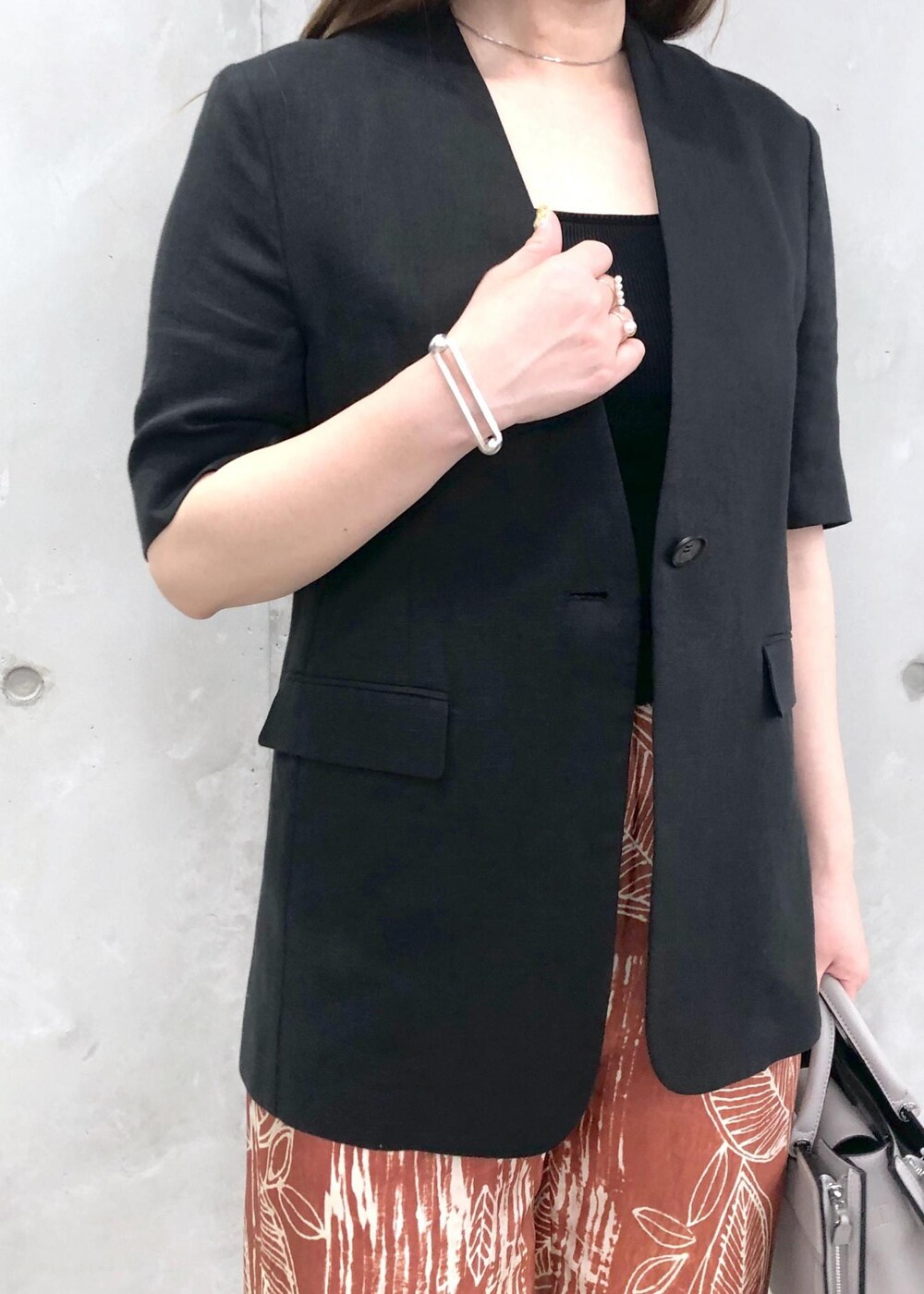 「ブラウン、ボタニカル、IPEKAR、W BAG、通勤バッグ、ミニバッグ、24SS夏の新作、ブルベ、骨格ストレート、通勤、オフィスカジュアル、お出かけ、きれいめ、洗える、夏」｜「E'PORの【24SS】【E'POR】W BAG Medium（ハンドバッグ、グレー系）」を使った、yamaさん（レディース・163cm）の夏コーディネートの2枚目の写真