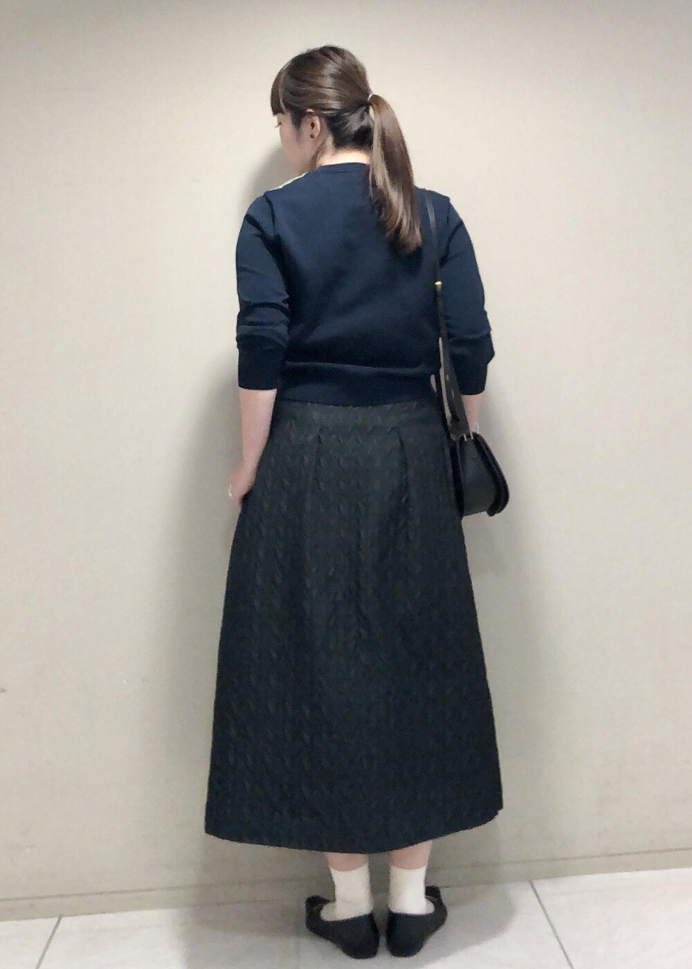 「ジャガード、グリーン、ネイビー、ブラック、ミニバッグ、ソックス、ROPÉ、スカート、カーディガン、スカーフ柄、23AW秋の新作、通勤、お出かけ、骨格ストレート、ブルベ」｜「ROPE'のリアルレザーチェーンモチーフフラットパンプス（パンプス、ブラック系）」を使った、yamaさん（レディース・163cm）の秋コーディネートの5枚目の写真
