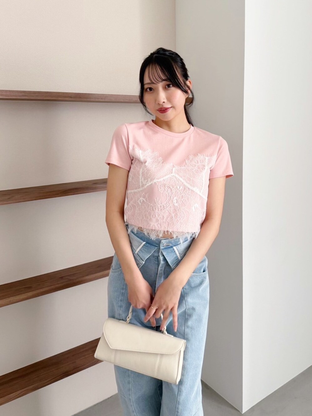 ブルー系のデニムパンツ、オレンジ系のTシャツ/カットソーを着用したレディースの冬コーディネートの4枚目の写真