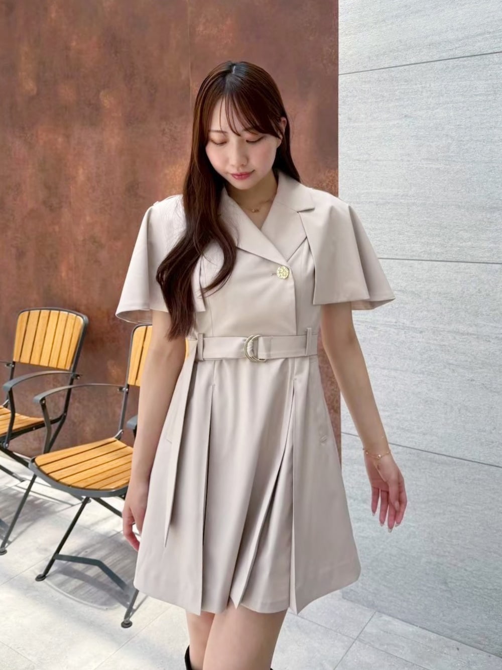 ベージュ系のワンピース、ブラウン系のブーツを着用したレディースの夏コーディネートの4枚目の写真