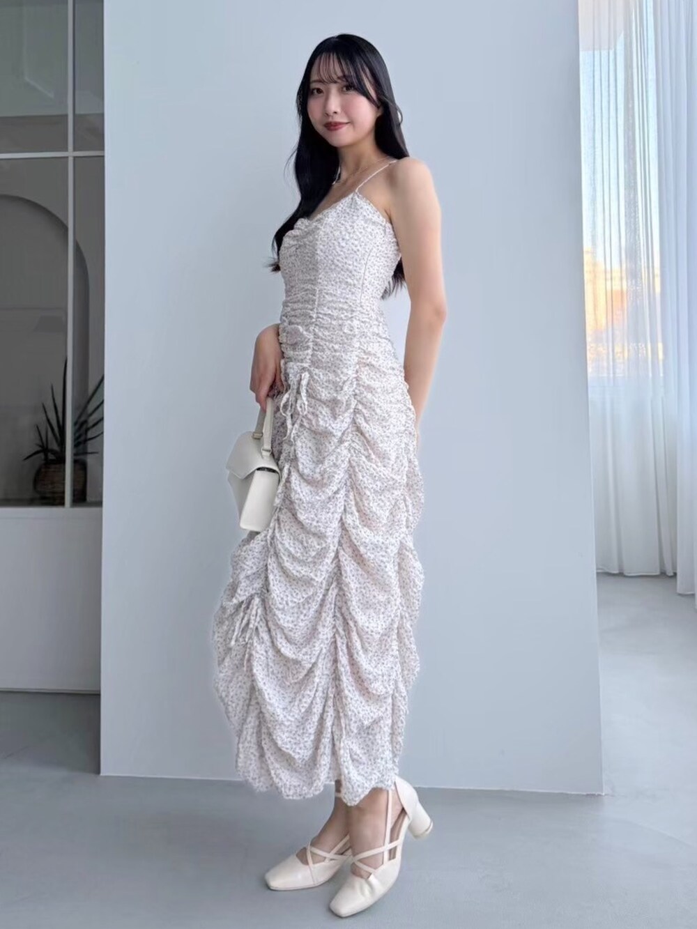 ピンク系のワンピース、ホワイト系のテーラードジャケットを着用したレディースの冬コーディネートの7枚目の写真