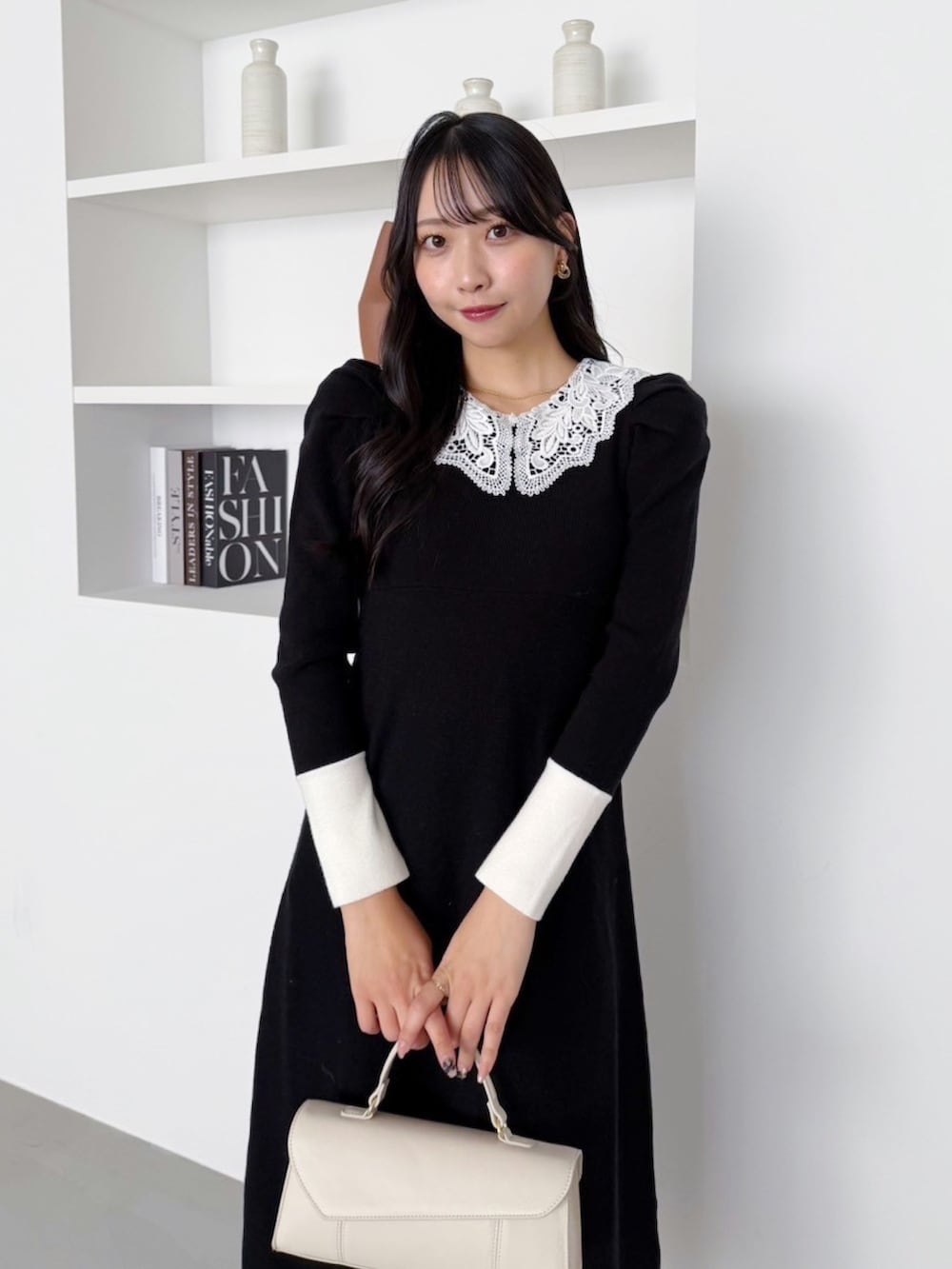 ブラック系のワンピースを着用したレディースの冬コーディネートの4枚目の写真