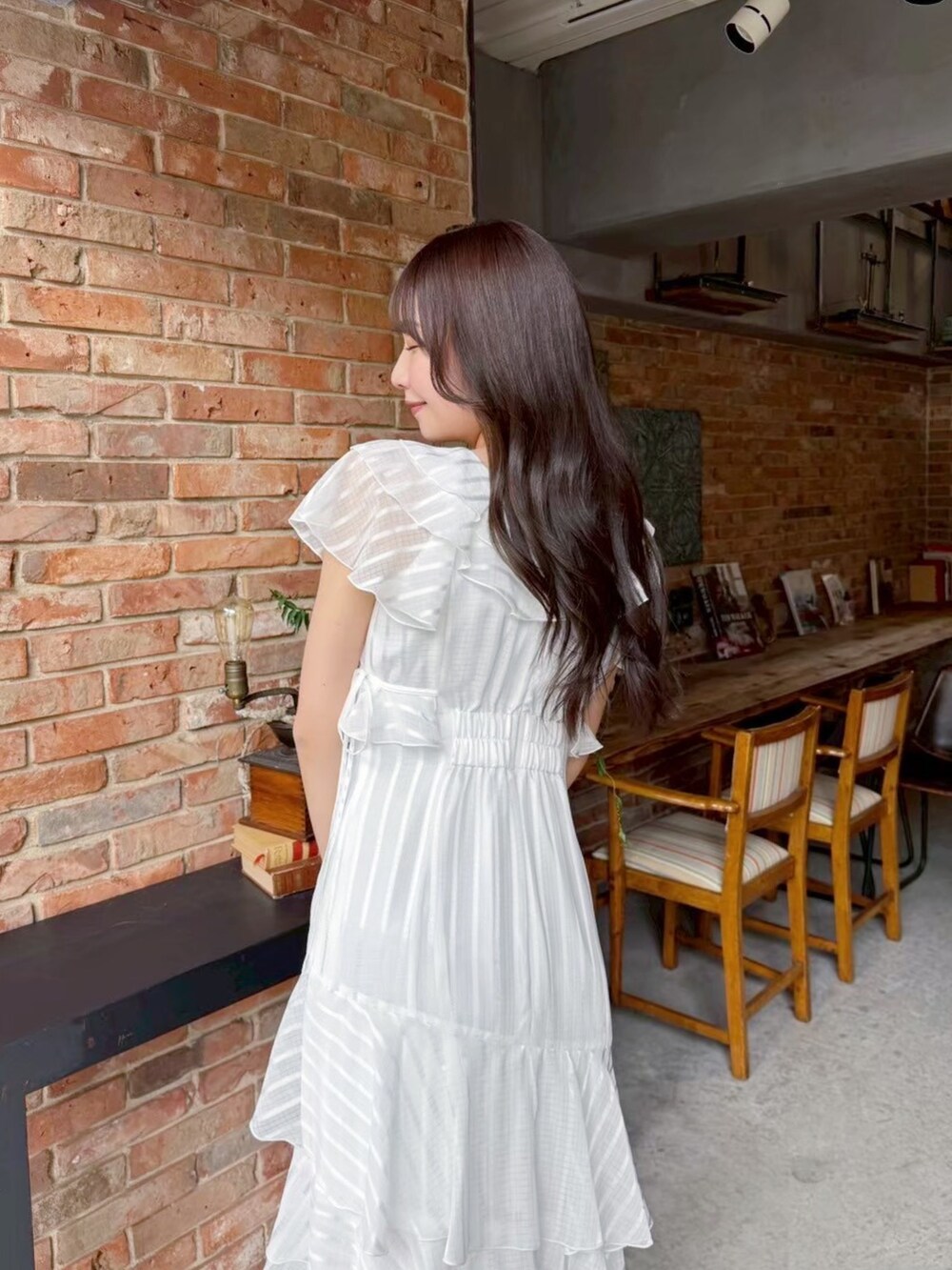 ホワイト系のワンピースを着用したレディースの春コーディネートの3枚目の写真