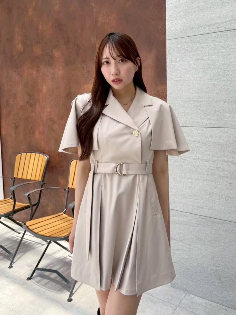 ベージュ系のワンピース、ブラウン系のブーツを着用したレディースの夏コーディネートの3枚目の写真