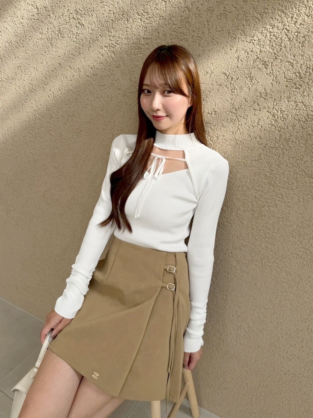 ブラウン系のブーツ、ホワイト系のニット/セーターを着用したレディースの秋コーディネートの6枚目の写真