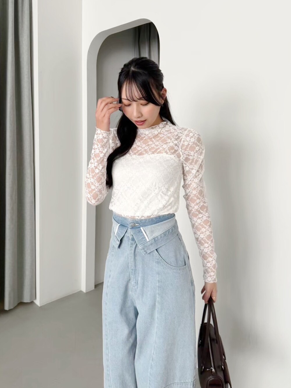 ホワイト系のTシャツ/カットソー、ブルー系のデニムパンツ、グレー系のブルゾンを着用したレディースの冬コーディネートの3枚目の写真