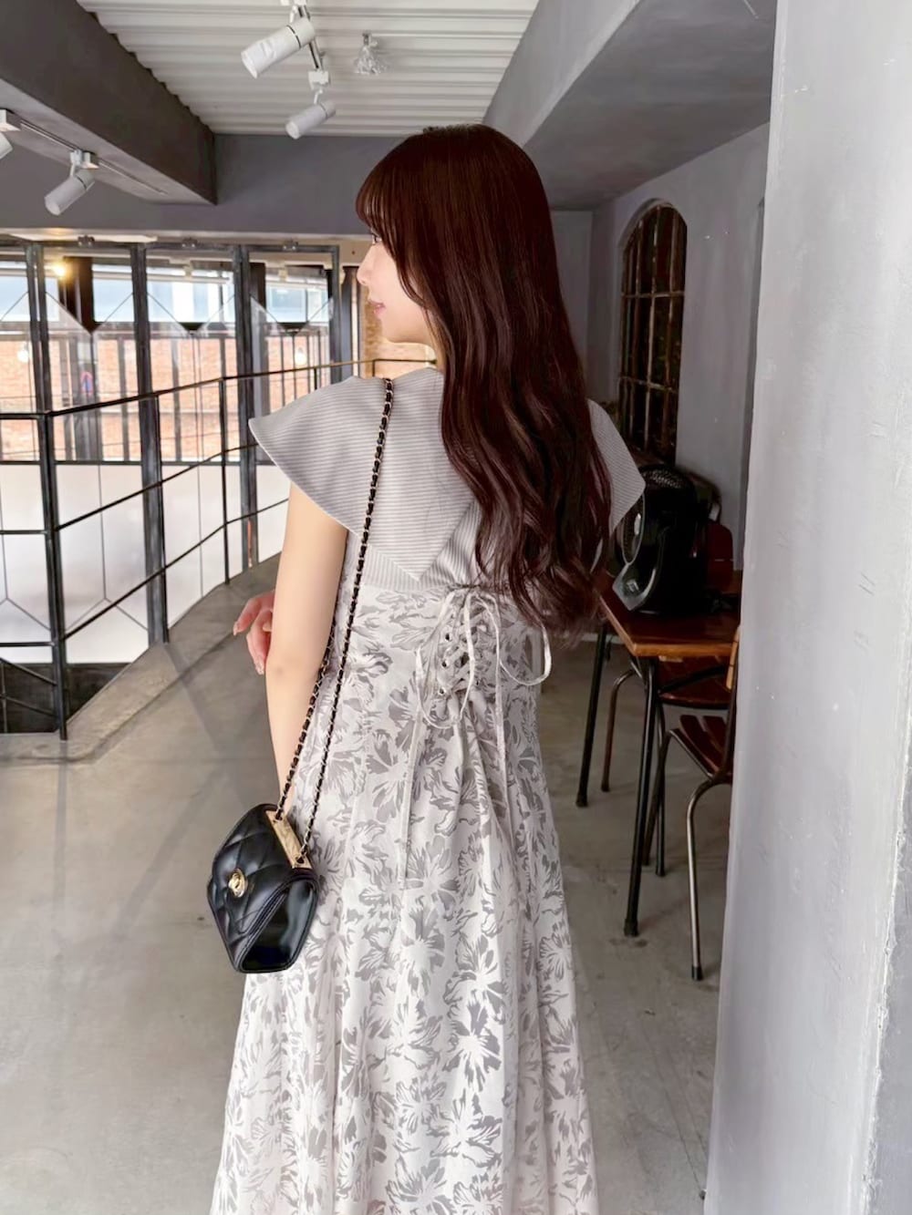 グレー系のワンピースを着用したレディースの春コーディネートの4枚目の写真