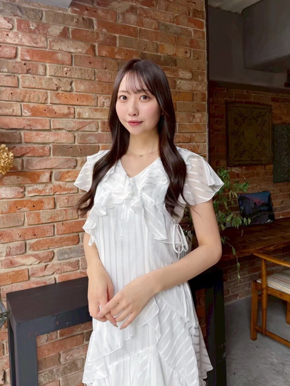 ホワイト系のワンピースを着用したレディースの春コーディネートの2枚目の写真