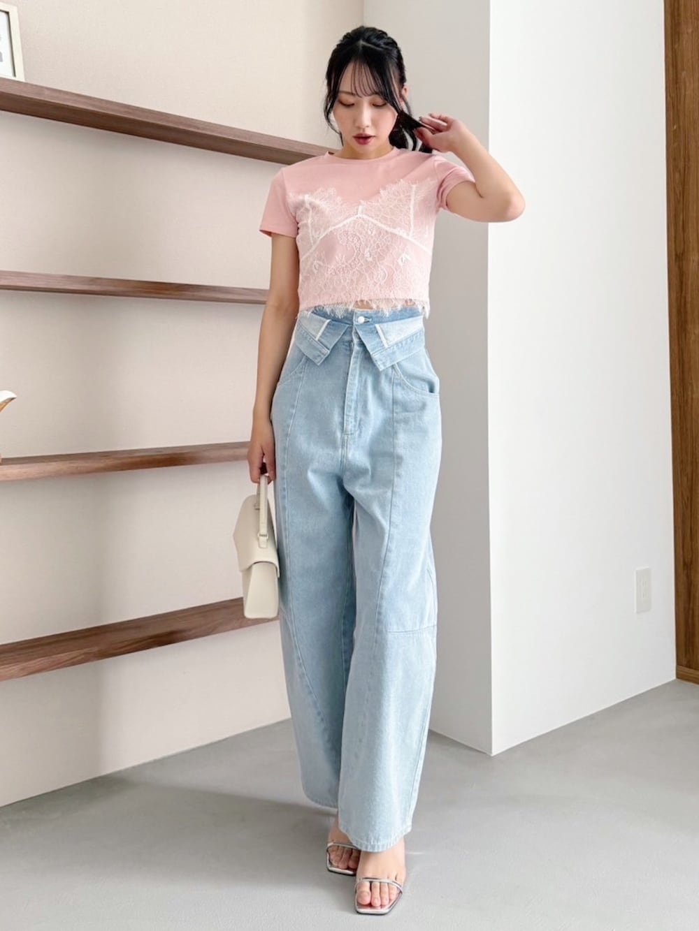 ブルー系のデニムパンツ、オレンジ系のTシャツ/カットソーを着用したレディースの冬コーディネートの2枚目の写真