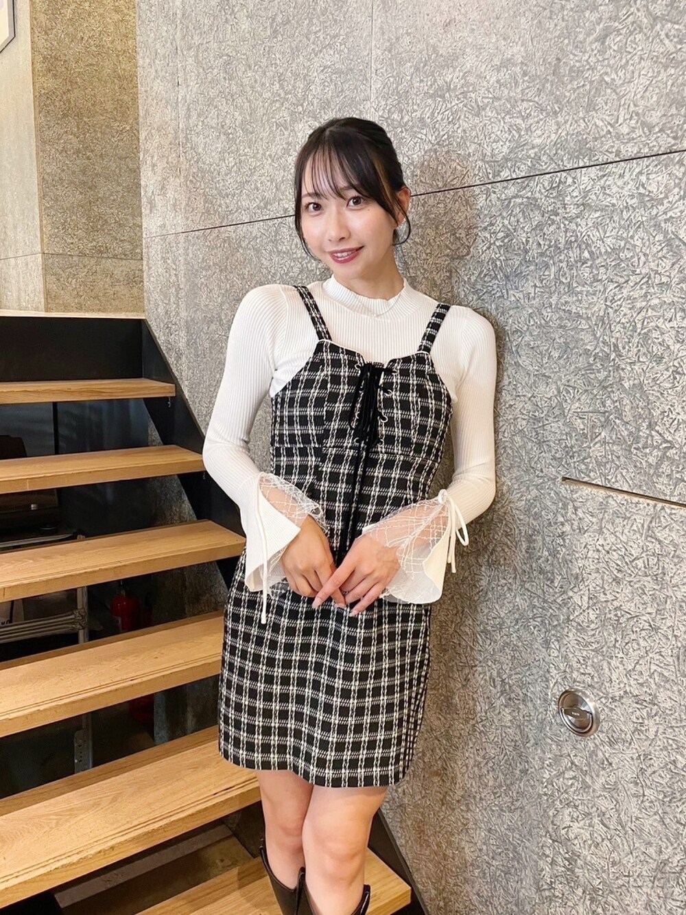 ホワイト系のニット/セーター、ブラック系のワンピースを着用したレディースの冬コーディネートの3枚目の写真