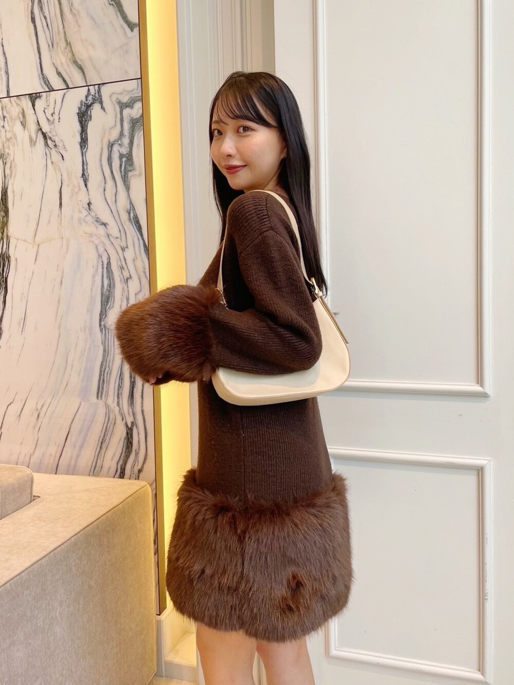 ブラウン系のワンピースを着用したレディースの秋コーディネートの3枚目の写真